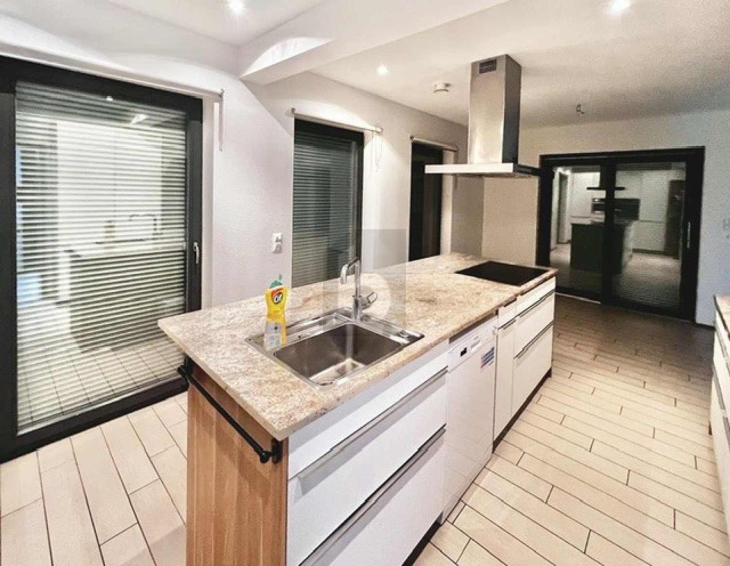 8 Zimmer Einfamilienhaus, Foto 1 von 4