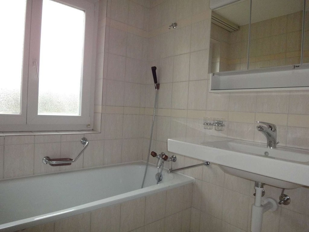 Appartement de 3 ½ pièces","description":"Emplacement calme et immeuble très bien entretenu.   
  
L'appartement est équipé comme suit :   
  
\- Cuisine avec carrelage   
\- Lave-vaisselle, vitrocéramique, grand réfrigérateur, etc.   
\- 2 salles d'eau / salles de bain avec fenêtre   
\- Réduit ave