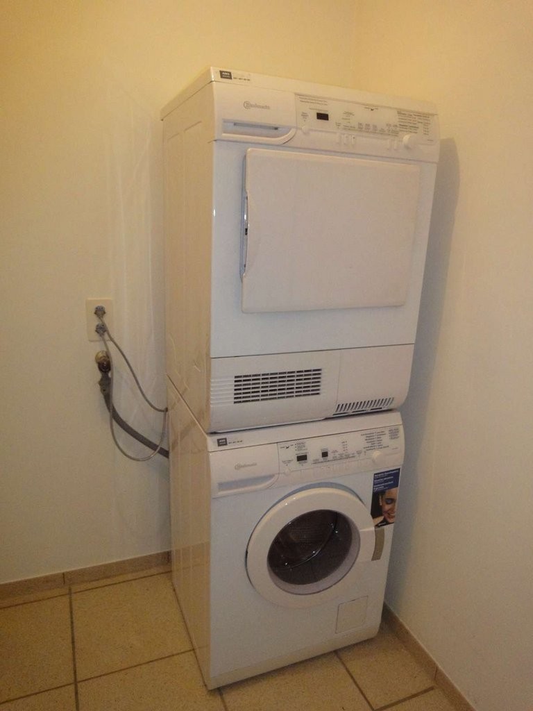 Appartement de 3 ½ pièces","description":"Emplacement calme et immeuble très bien entretenu.   
  
L'appartement est équipé comme suit :   
  
\- Cuisine avec carrelage   
\- Lave-vaisselle, vitrocéramique, grand réfrigérateur, etc.   
\- 2 salles d'eau / salles de bain avec fenêtre   
\- Réduit ave