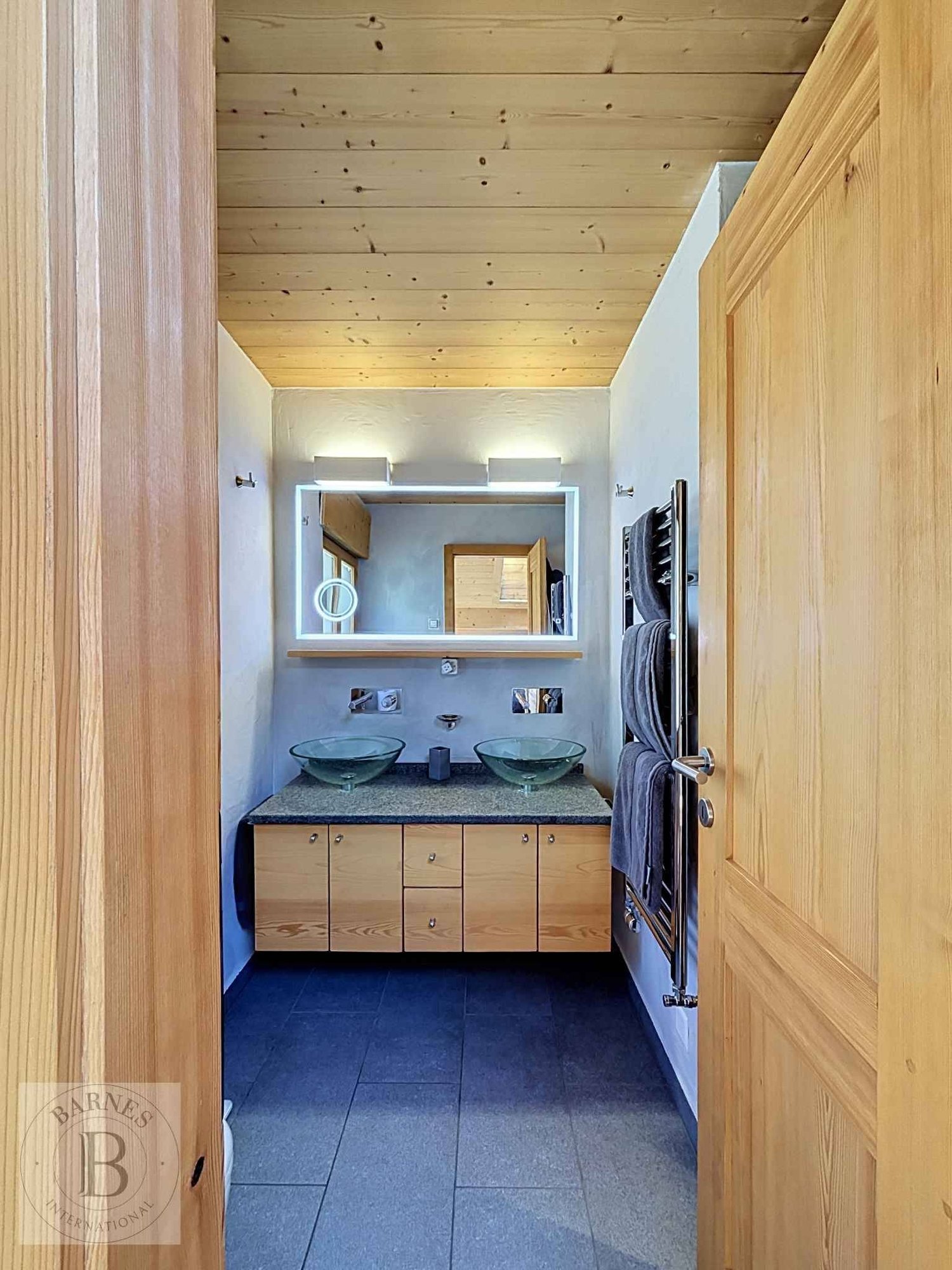 6 rooms furnished flat