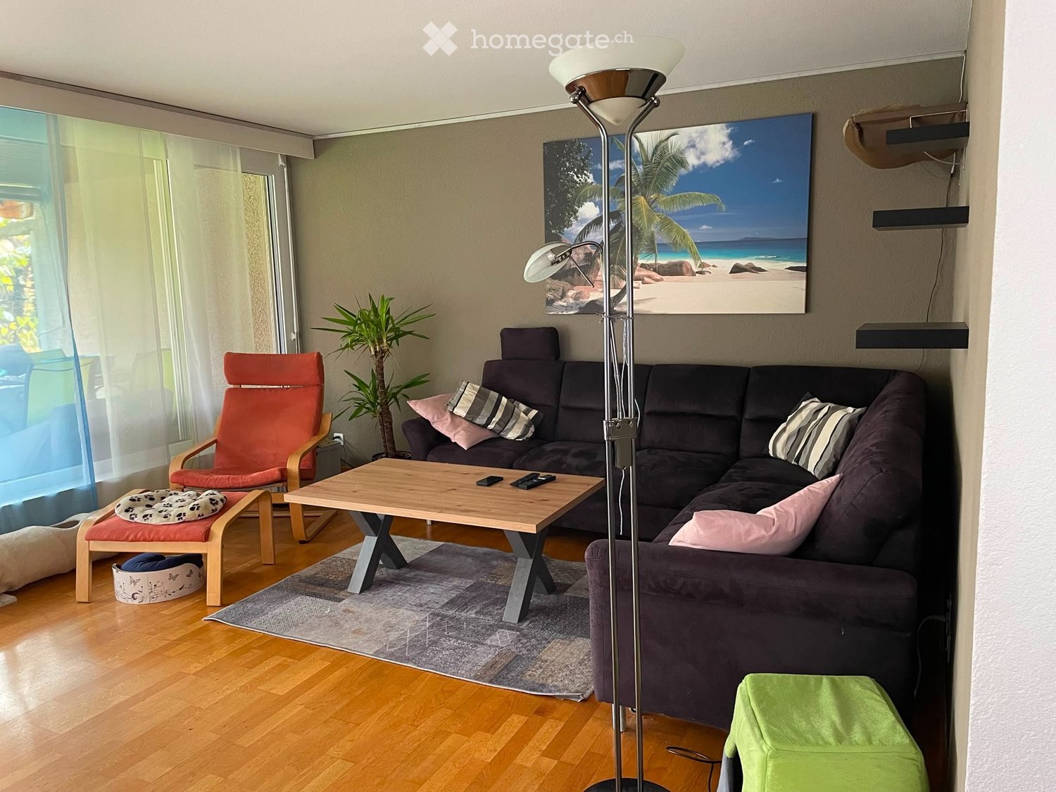Maison individuelle de 8 ½ pièces

Êtes-vous à la recherche d'un foyer spacieux dans un cadre familial ? Alors cette maison individuelle, entretenue avec soin, pourrait être exactement ce qu'il vous faut.   
  
La maison individuelle de 8.5 pièces offre, sur une surface habitable de 192 m² répartie 