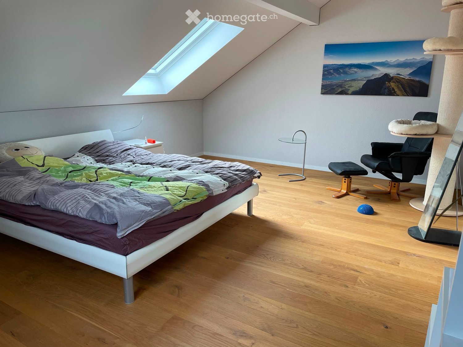 Maison individuelle de 8 ½ pièces

Êtes-vous à la recherche d'un foyer spacieux dans un cadre familial ? Alors cette maison individuelle, entretenue avec soin, pourrait être exactement ce qu'il vous faut.   
  
La maison individuelle de 8.5 pièces offre, sur une surface habitable de 192 m² répartie 