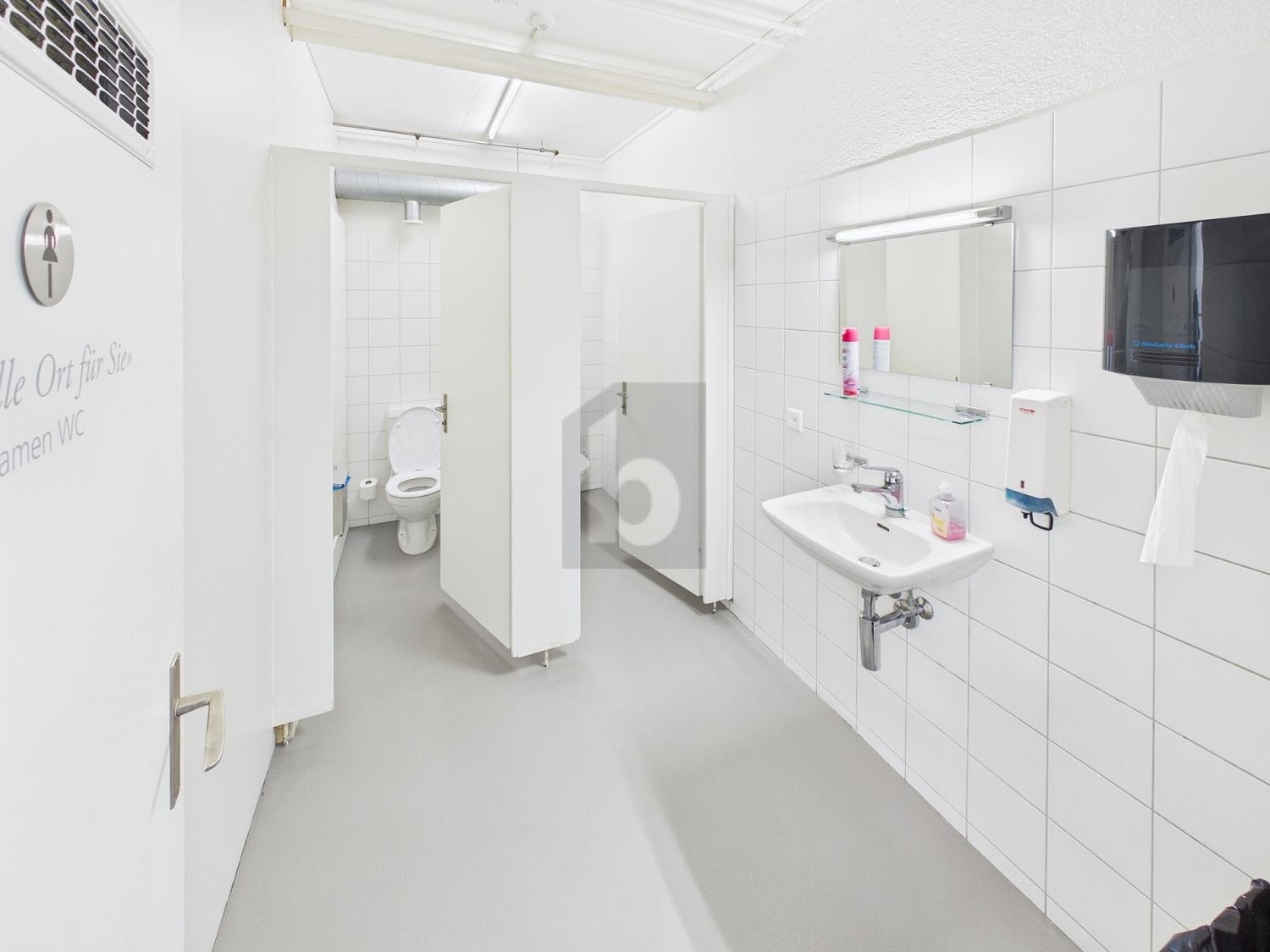 190m² office