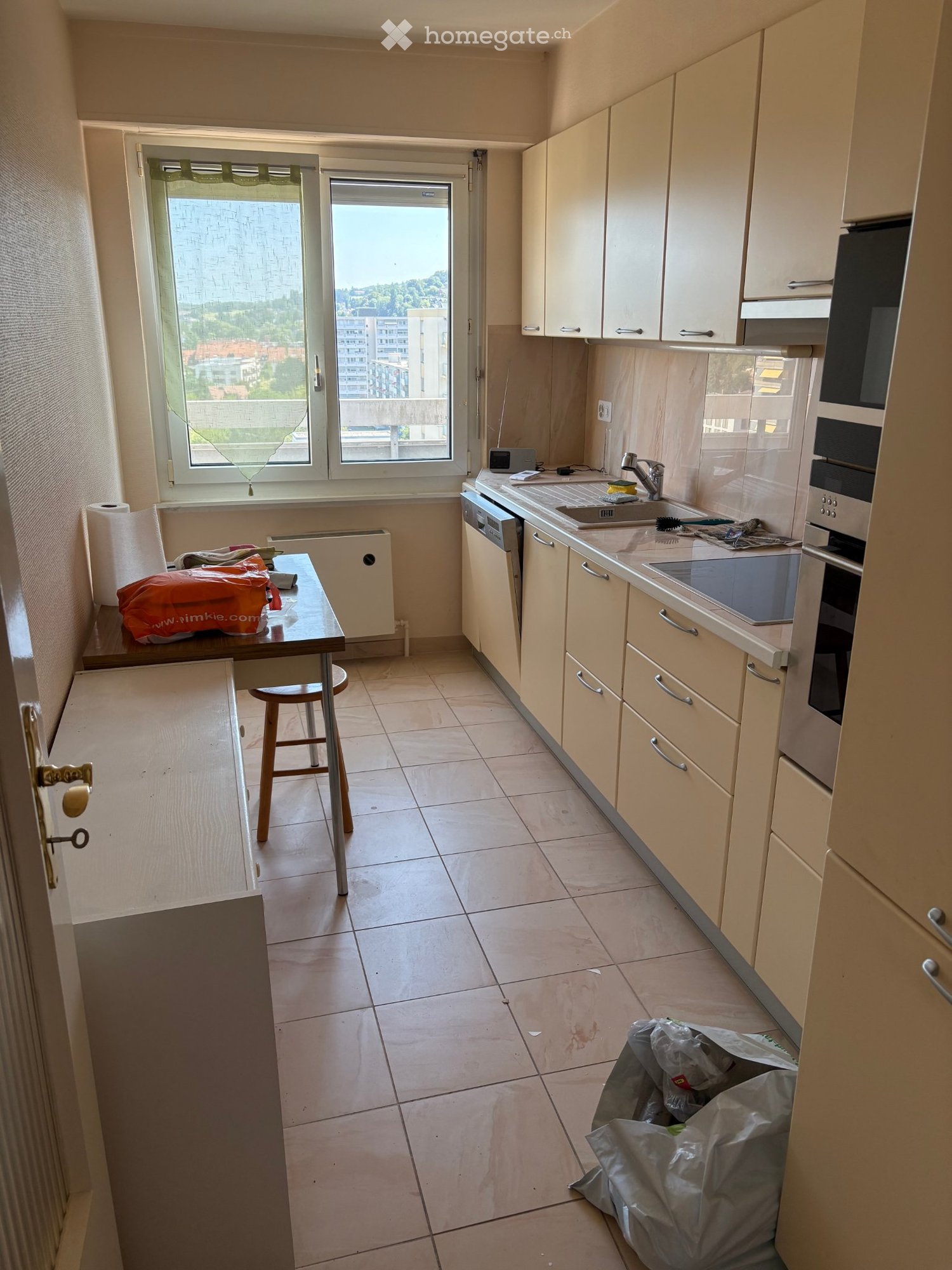 3 ½ Zimmer Wohnung","description":"Wohnung zu vermieten, 3 1/2 Zimmer, ca. 80 m2, Einbauküche, neues Badezimmer, Balkon, Keller mit Reduit, Einbauschrank, 10. Stock, Aufzug. Zu 1800. inkl. Nebenkosten. Parkplatz verfügbar, zusätzlich für 70.. In Yverdon gelegen, Quartier nahe dem Krankenhaus, 5 Minu, Foto 1 von 5
