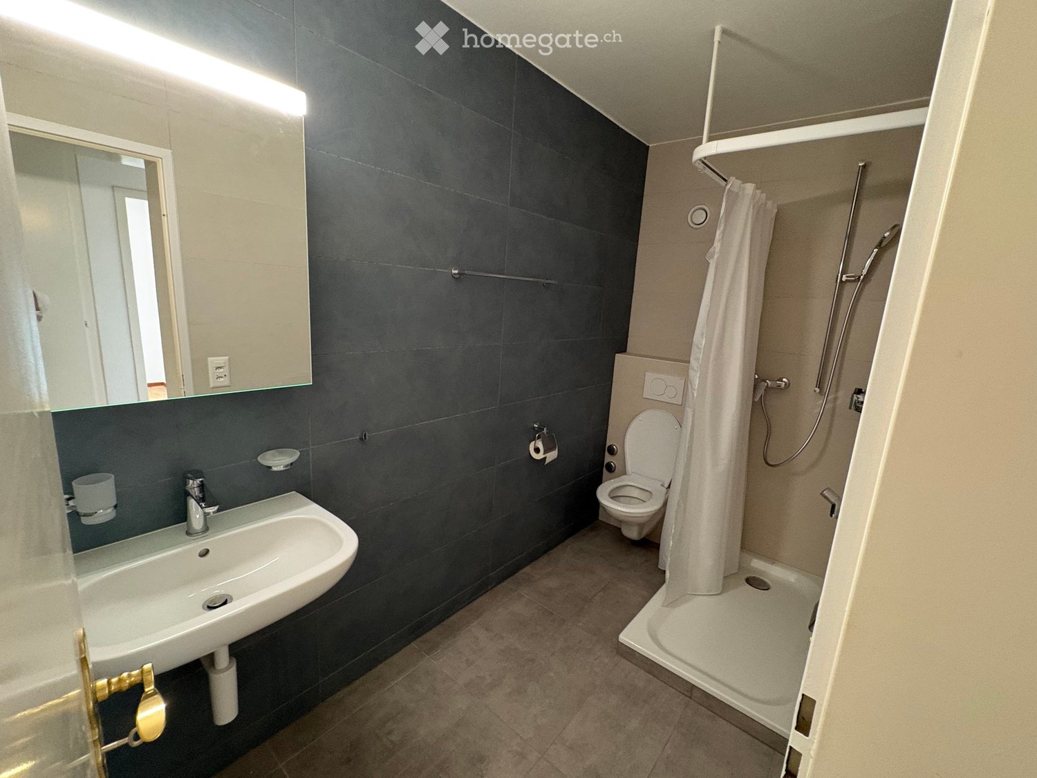 3 ½ Zimmer Wohnung","description":"Wohnung zu vermieten, 3 1/2 Zimmer, ca. 80 m2, Einbauküche, neues Badezimmer, Balkon, Keller mit Reduit, Einbauschrank, 10. Stock, Aufzug. Zu 1800. inkl. Nebenkosten. Parkplatz verfügbar, zusätzlich für 70.. In Yverdon gelegen, Quartier nahe dem Krankenhaus, 5 Minu, Foto 5 von 5