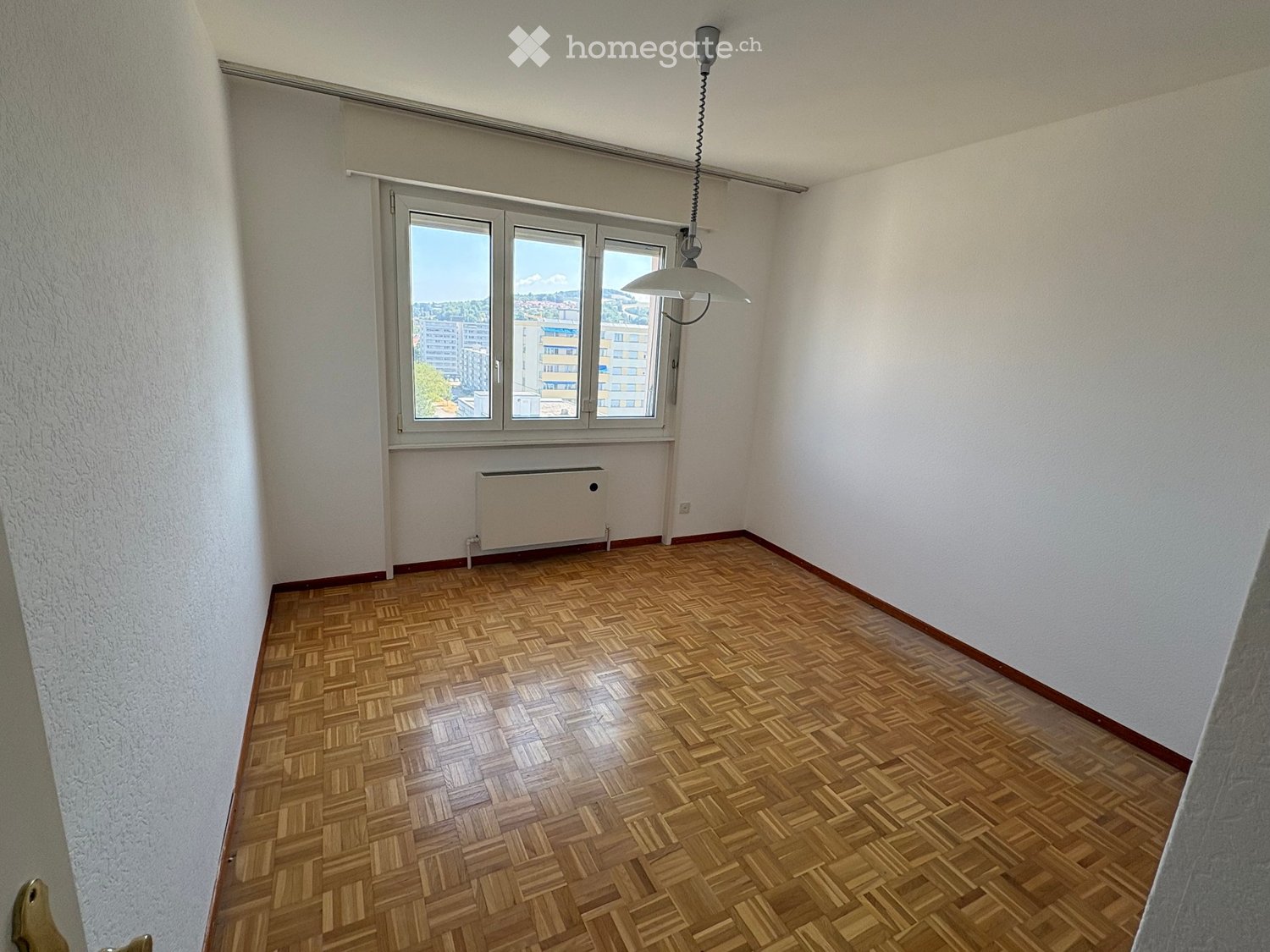 3 ½ Zimmer Wohnung","description":"Wohnung zu vermieten, 3 1/2 Zimmer, ca. 80 m2, Einbauküche, neues Badezimmer, Balkon, Keller mit Reduit, Einbauschrank, 10. Stock, Aufzug. Zu 1800. inkl. Nebenkosten. Parkplatz verfügbar, zusätzlich für 70.. In Yverdon gelegen, Quartier nahe dem Krankenhaus, 5 Minu, Foto 3 von 5