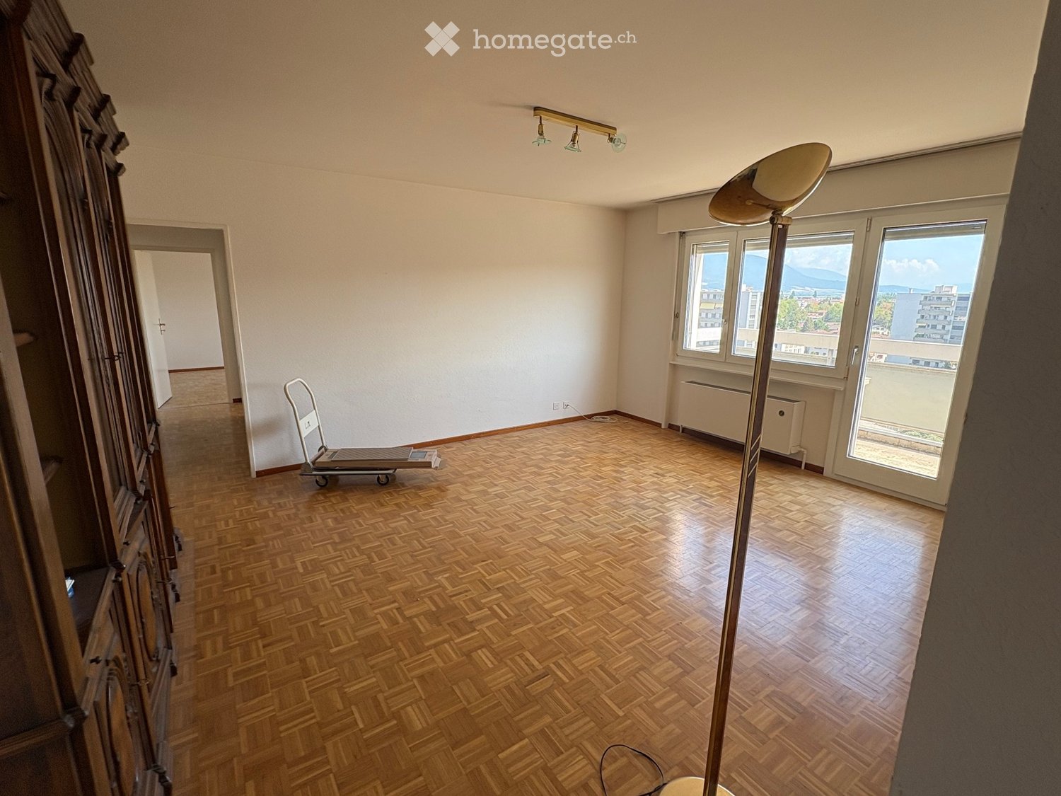 3 ½ Zimmer Wohnung","description":"Wohnung zu vermieten, 3 1/2 Zimmer, ca. 80 m2, Einbauküche, neues Badezimmer, Balkon, Keller mit Reduit, Einbauschrank, 10. Stock, Aufzug. Zu 1800. inkl. Nebenkosten. Parkplatz verfügbar, zusätzlich für 70.. In Yverdon gelegen, Quartier nahe dem Krankenhaus, 5 Minu, Foto 2 von 5
