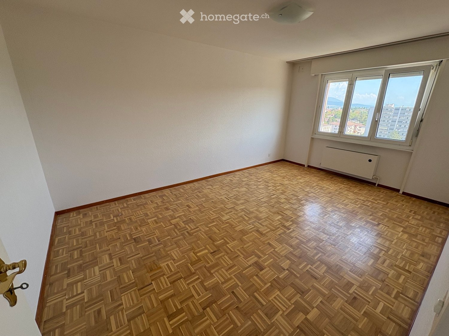3 ½ Zimmer Wohnung","description":"Wohnung zu vermieten, 3 1/2 Zimmer, ca. 80 m2, Einbauküche, neues Badezimmer, Balkon, Keller mit Reduit, Einbauschrank, 10. Stock, Aufzug. Zu 1800. inkl. Nebenkosten. Parkplatz verfügbar, zusätzlich für 70.. In Yverdon gelegen, Quartier nahe dem Krankenhaus, 5 Minu, Foto 4 von 5