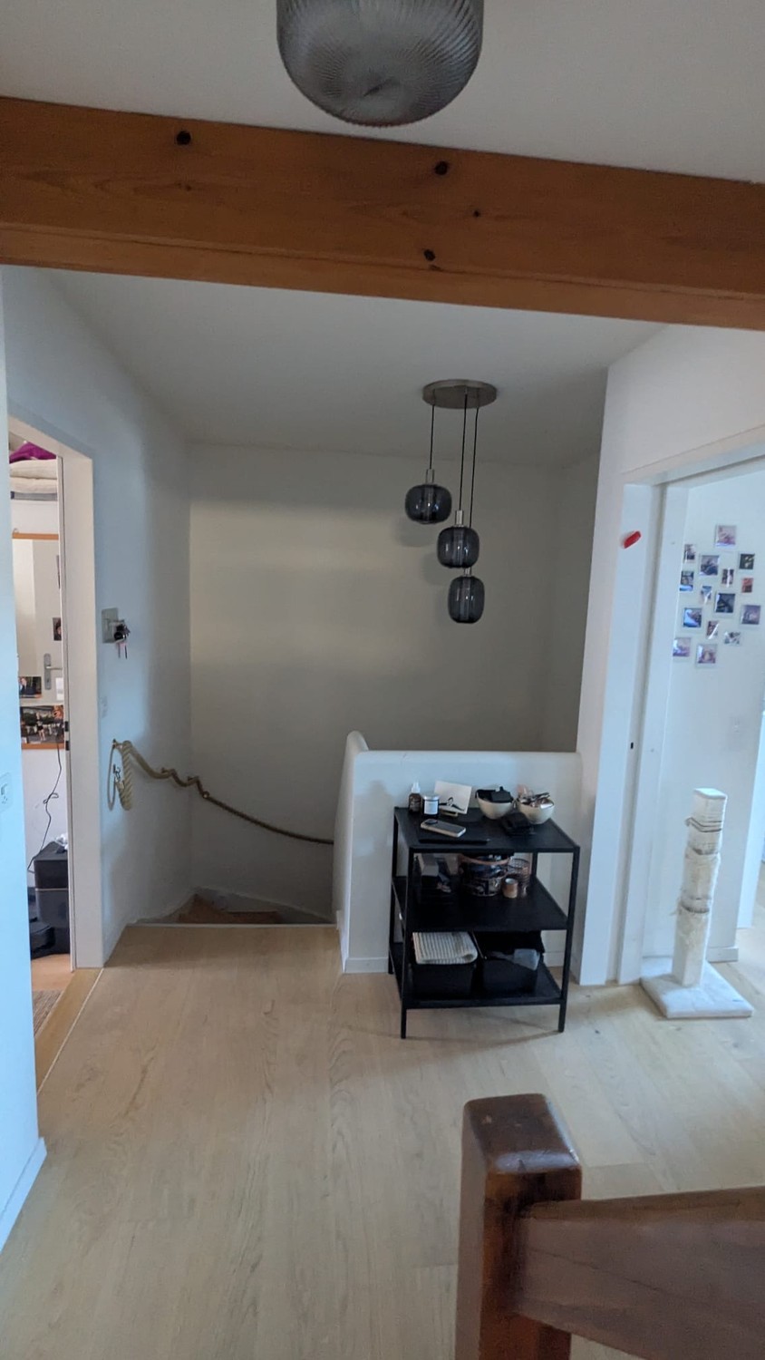 Recherche de repreneur pour un magnifique appartement en duplex sous les combles à Riehen. Idéal pour les couples ou une petite famille. 
Quartier très calme, superbe vue sur le Chrischona. Toutes les fenêtres sont neuves, ce qui signifie que l'appartement est très bien isolé, de sorte qu'il ne fait