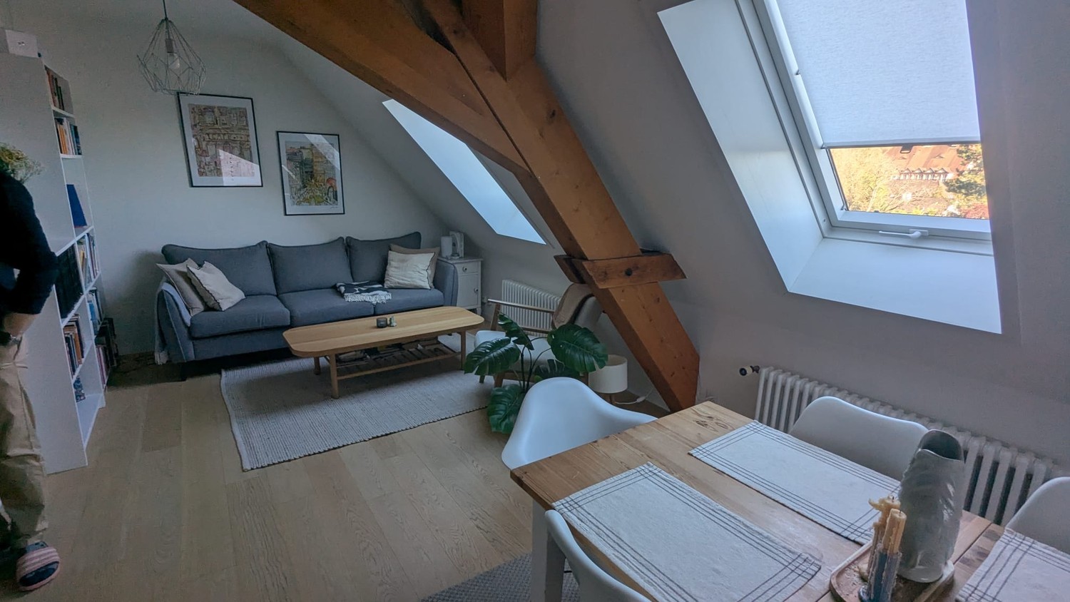 Recherche de repreneur pour un magnifique appartement en duplex sous les combles à Riehen. Idéal pour les couples ou une petite famille. 
Quartier très calme, superbe vue sur le Chrischona. Toutes les fenêtres sont neuves, ce qui signifie que l'appartement est très bien isolé, de sorte qu'il ne fait