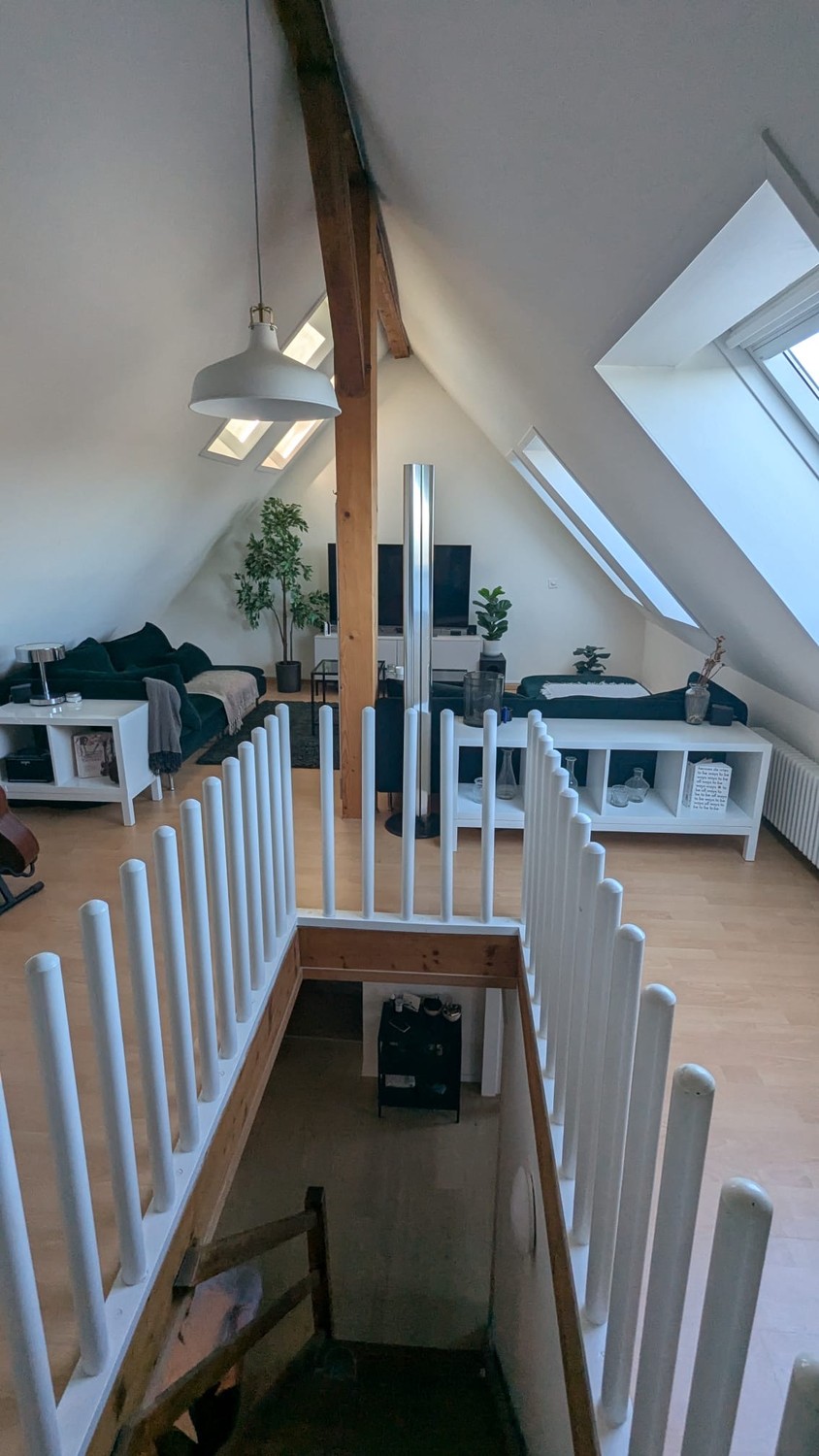 Recherche de repreneur pour un magnifique appartement en duplex sous les combles à Riehen. Idéal pour les couples ou une petite famille. 
Quartier très calme, superbe vue sur le Chrischona. Toutes les fenêtres sont neuves, ce qui signifie que l'appartement est très bien isolé, de sorte qu'il ne fait