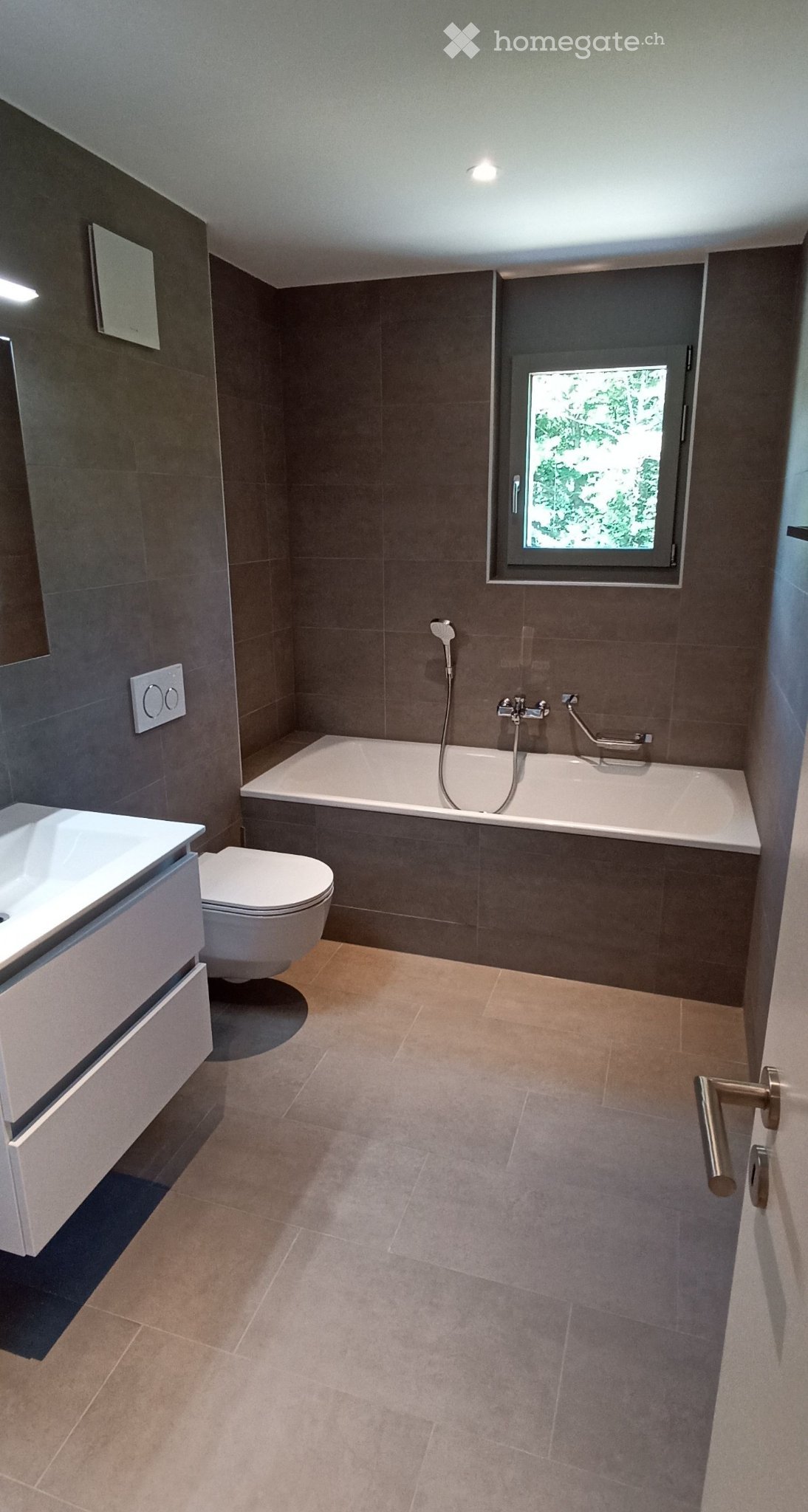 3 ½ Zimmer Wohnung

In der Nähe des Zentrums von Les Paccots, am Ende einer Sackgasse, wunderschöne 3.5-Zimmer-Wohnung.

Aufzug
Grosser Flur mit zwei breiten Schränken
Badezimmer mit WC, Badewanne und Waschkolonne
Ein grosses Schlafzimmer
Eine Elternsuite mit WC, Dusche und einem grossen Schrank
Gro