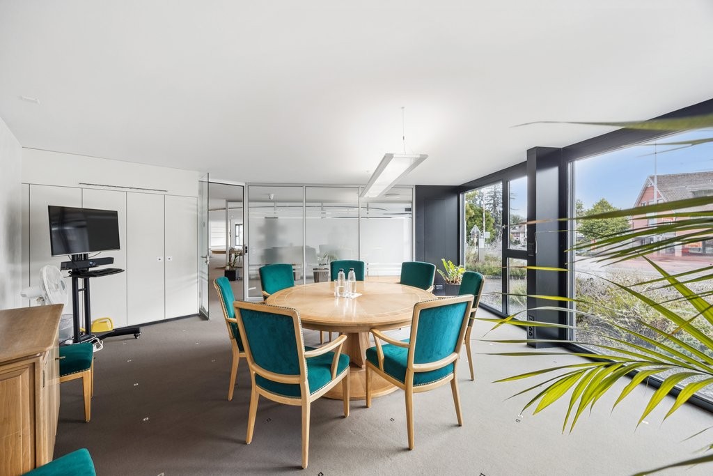 532m² office