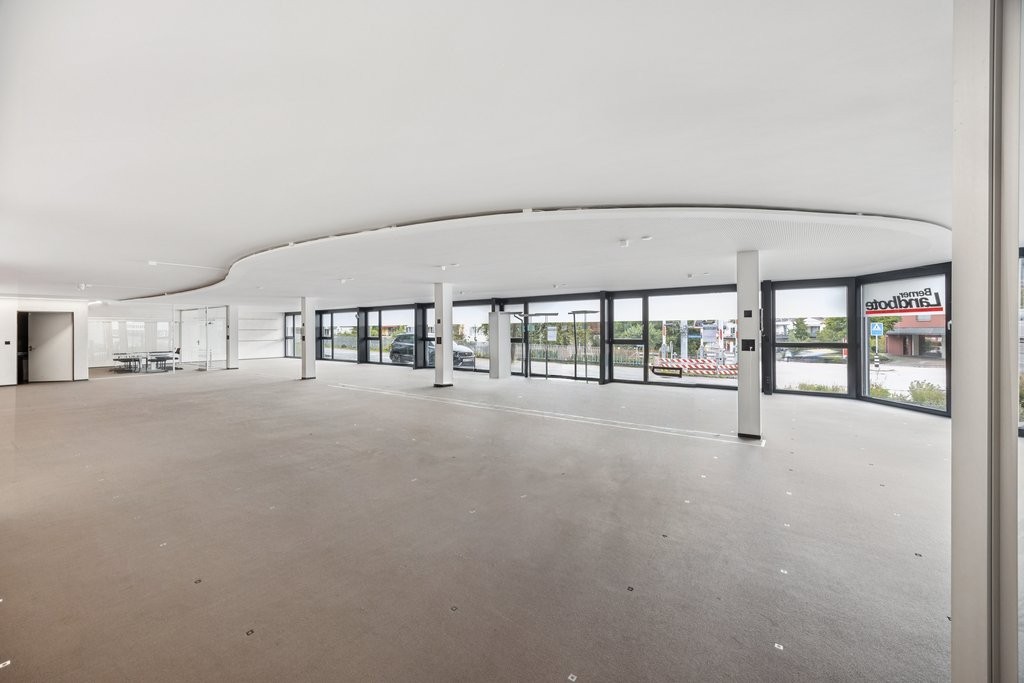 532m² office