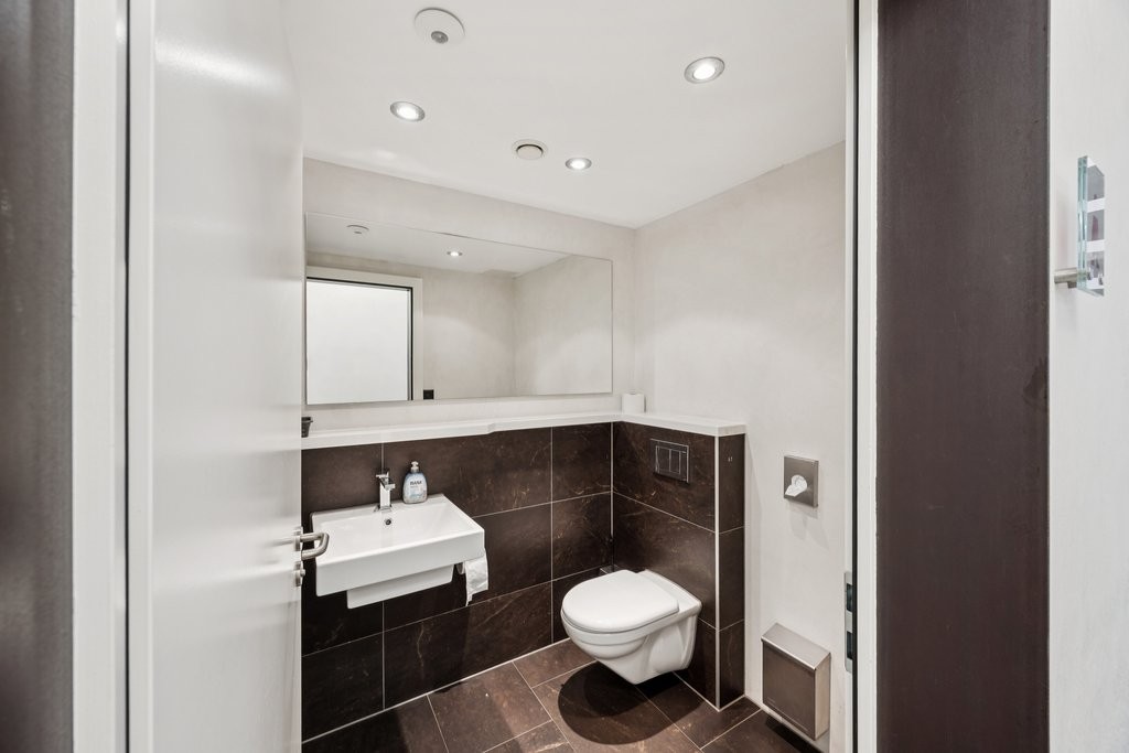 532m² office
