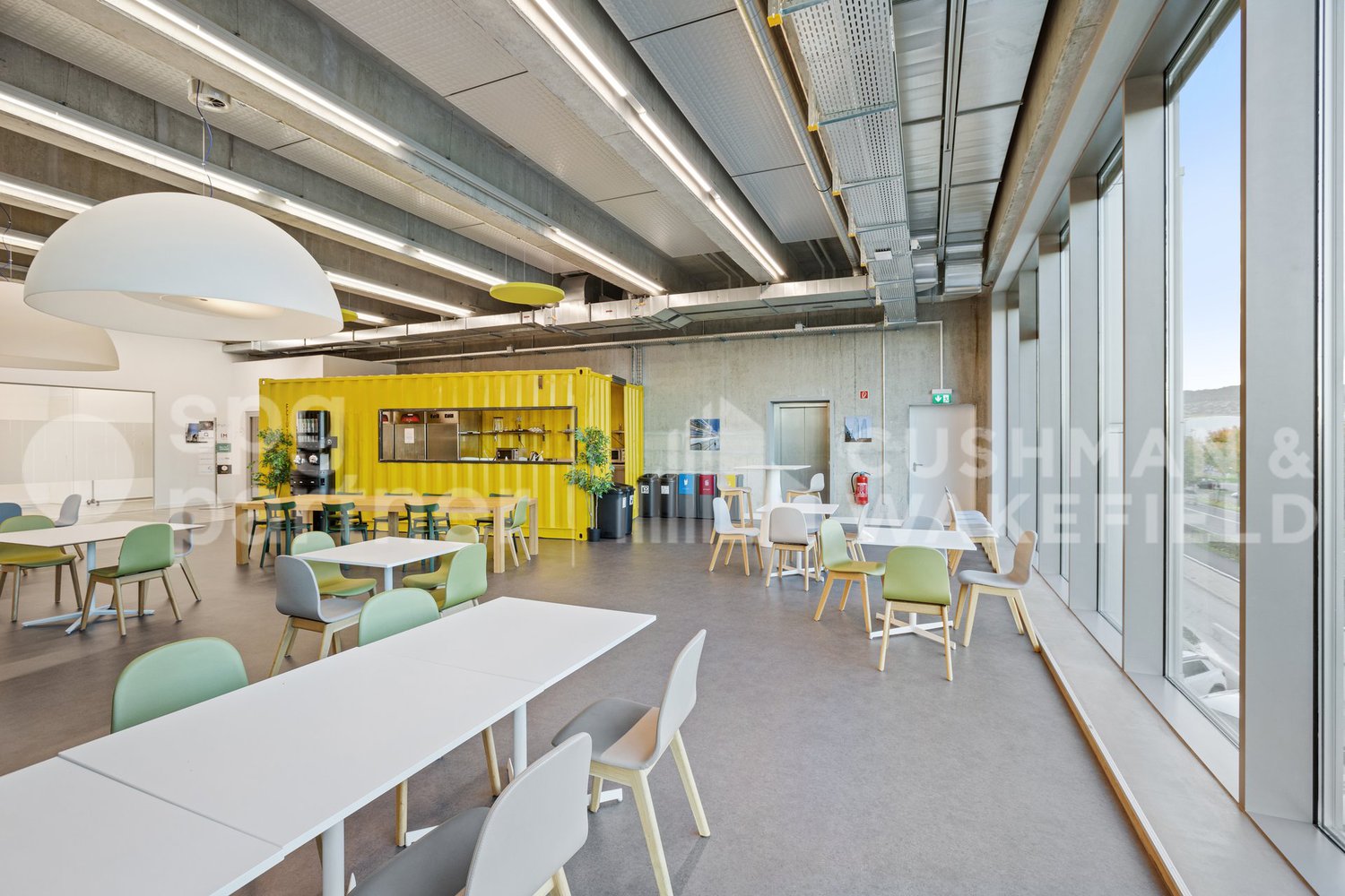 160m² arcade