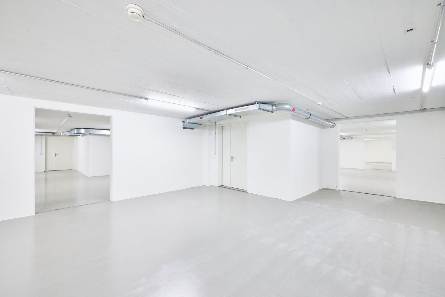 215m² storage room