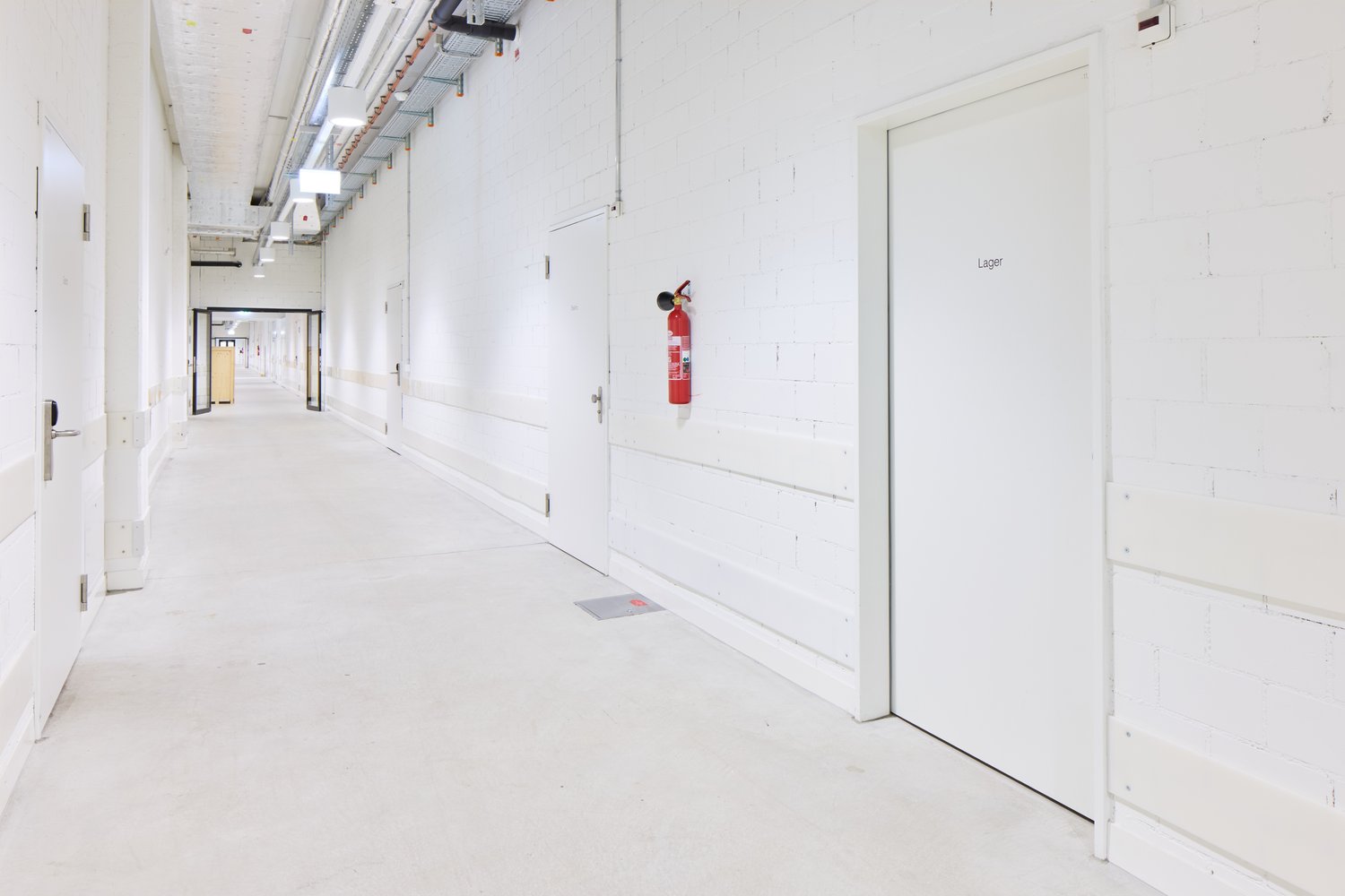 215m² storage room