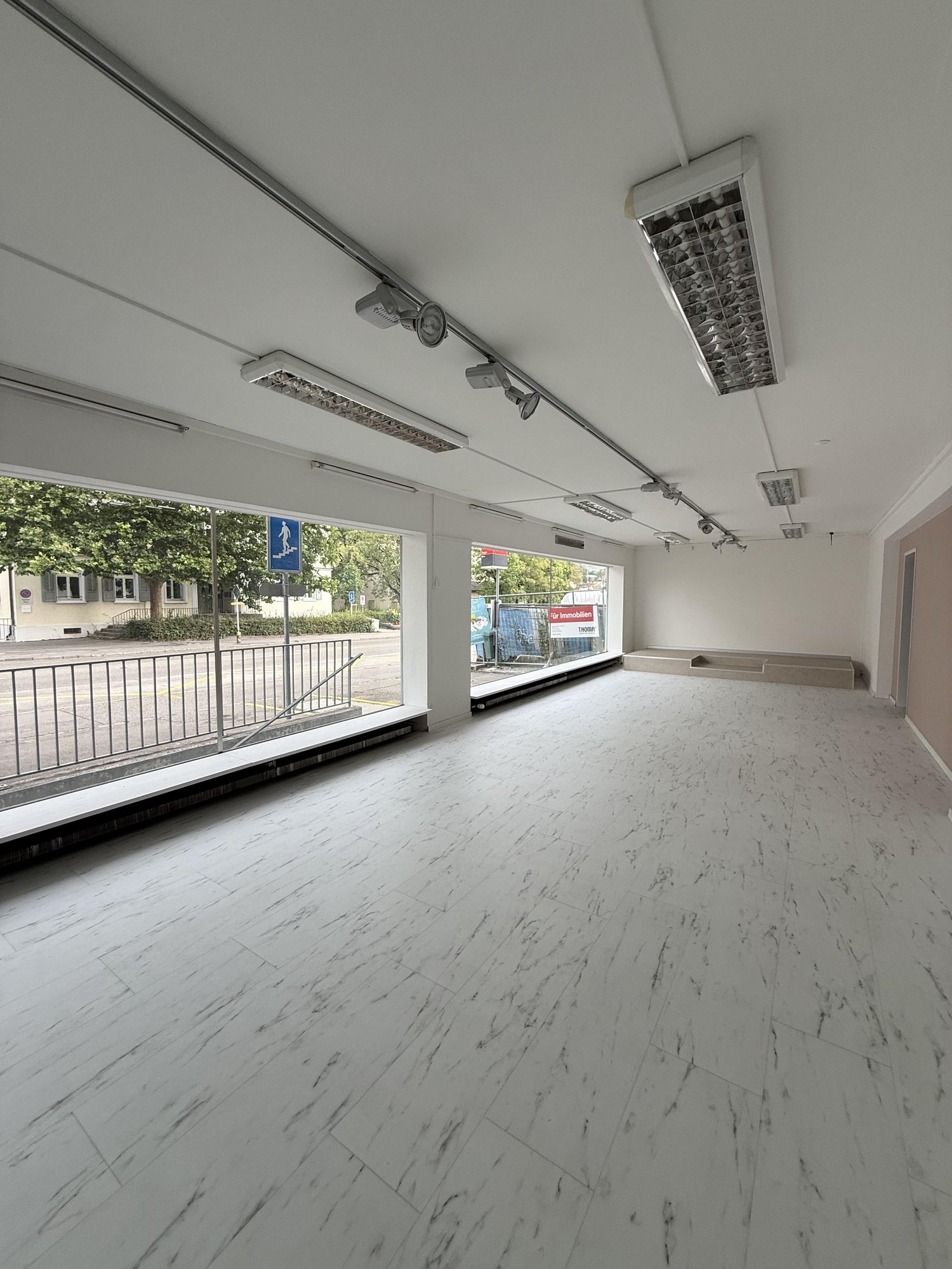 176m² shop