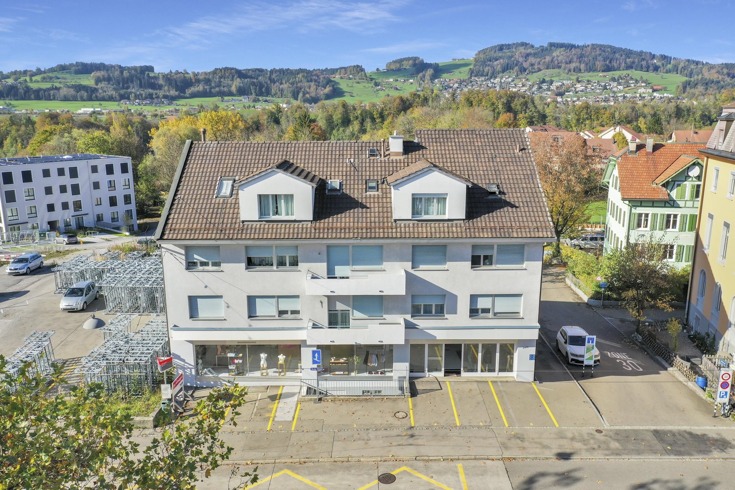 176m² shop