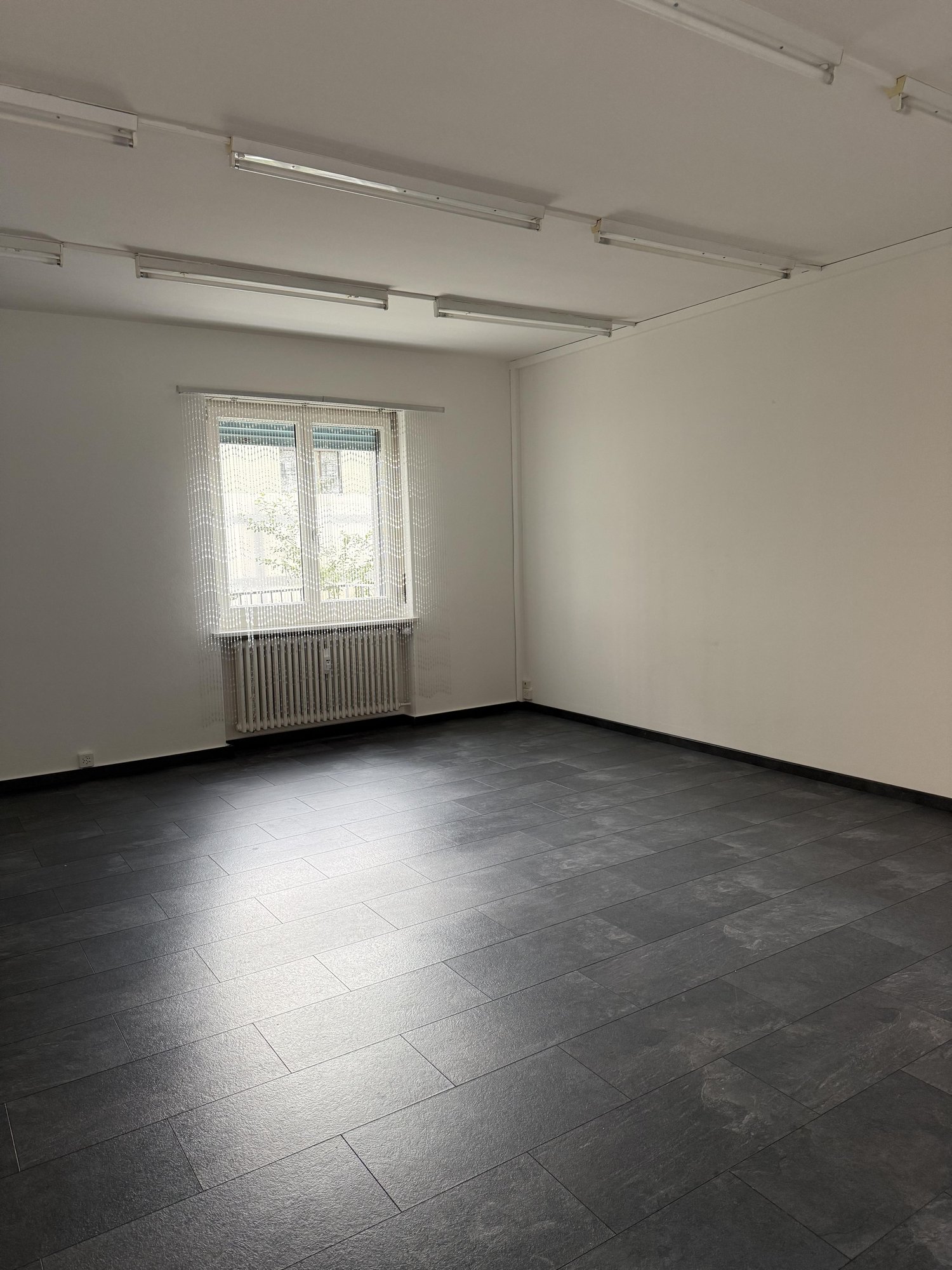 176m² shop