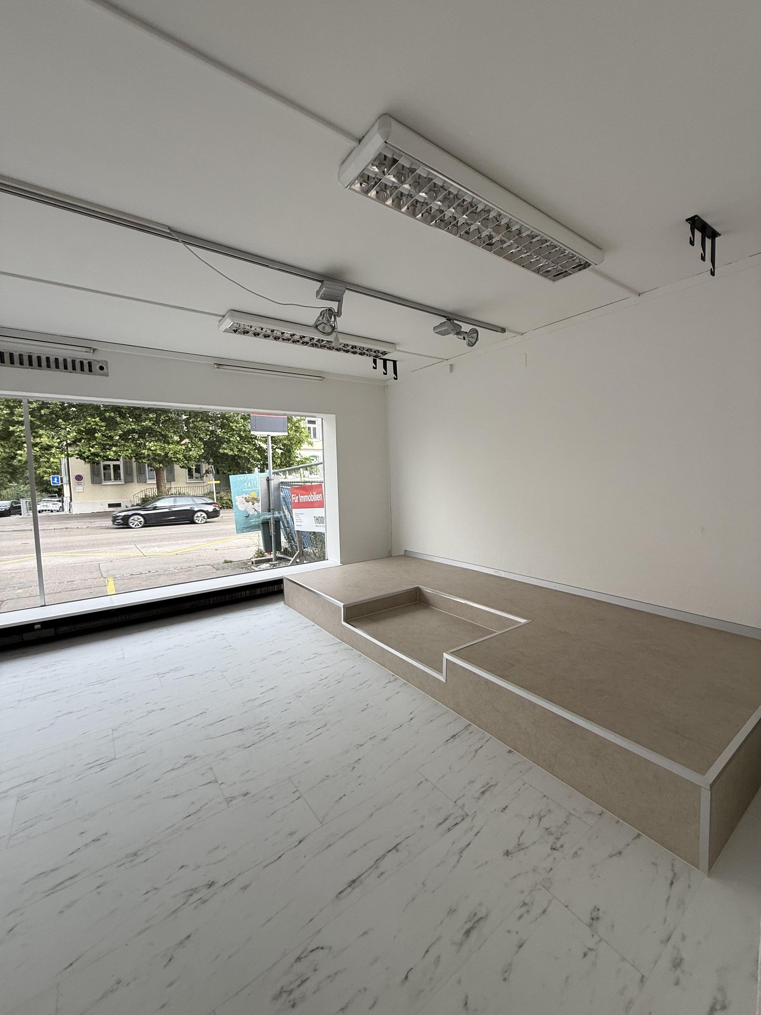 176m² shop