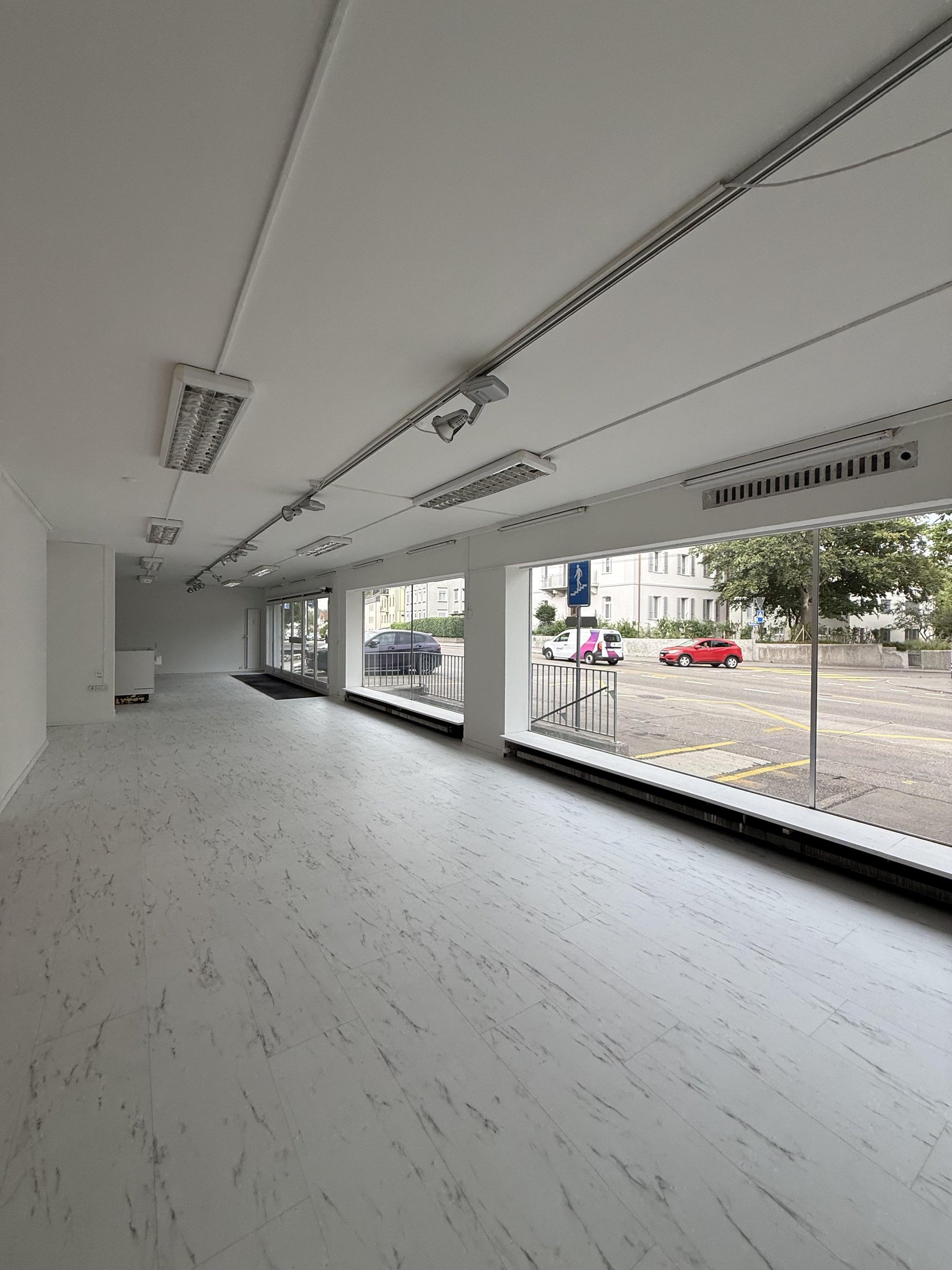 176m² shop