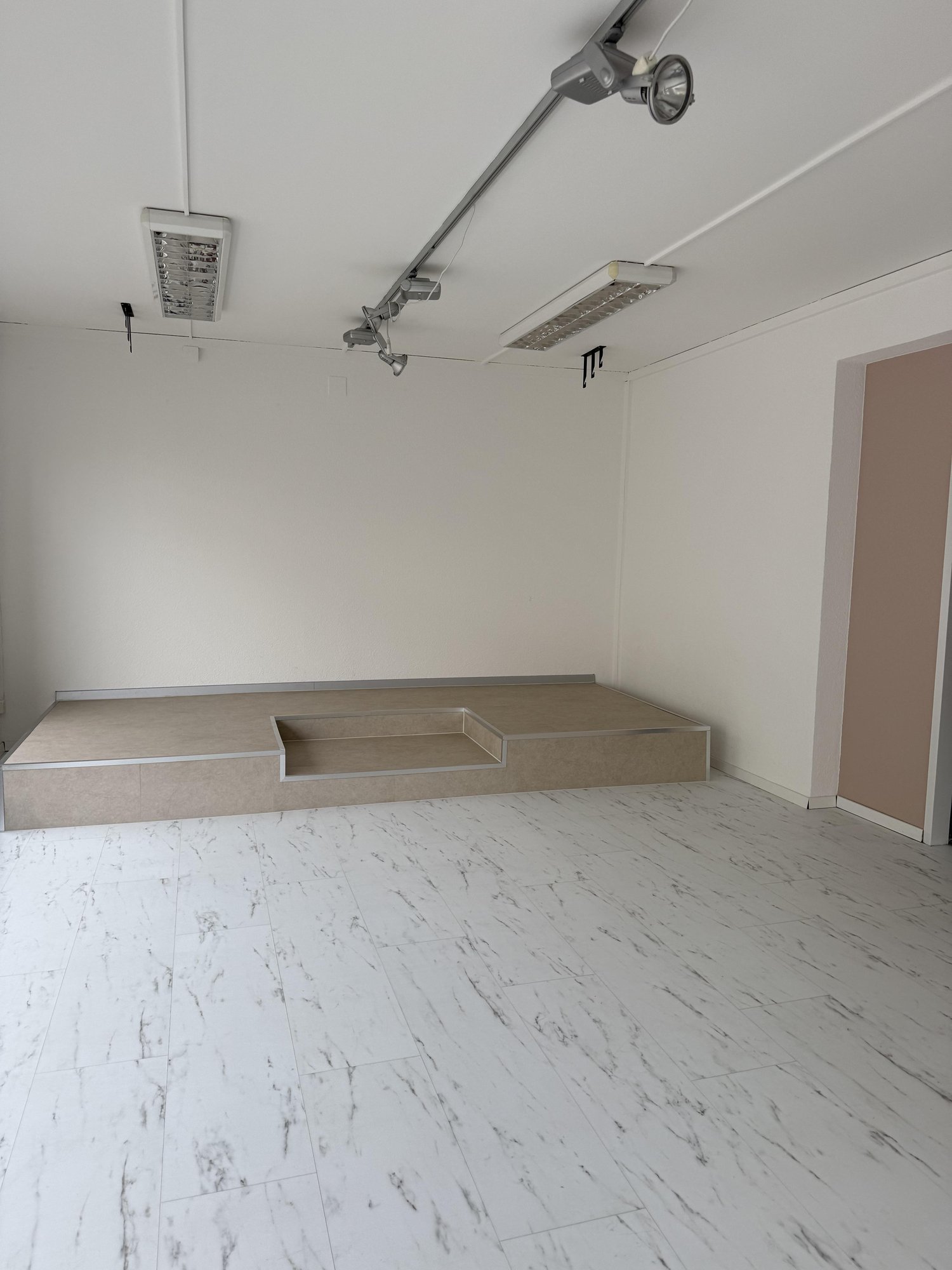 176m² shop