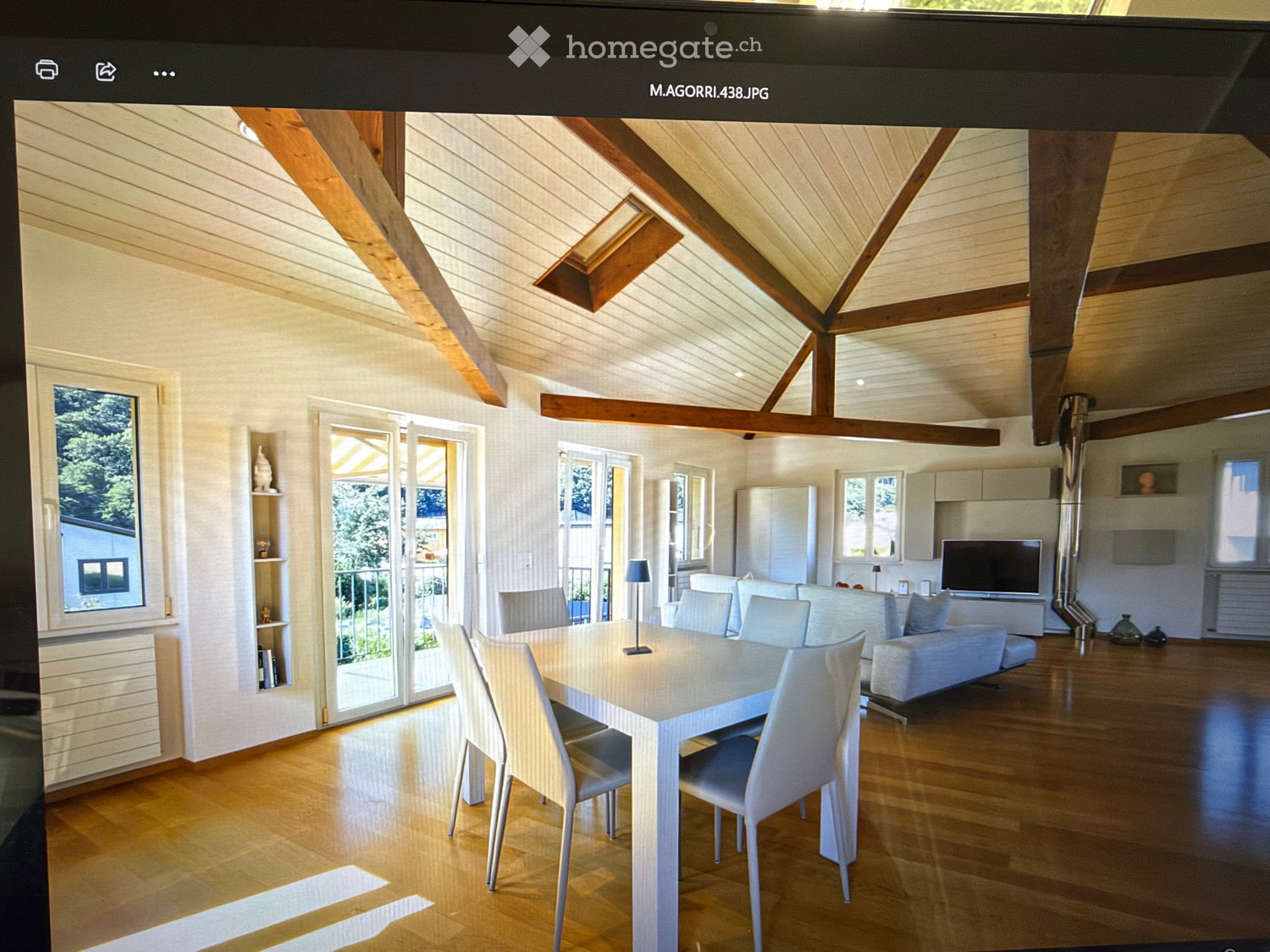 4-Zimmer-Einfamilienhaus
Zu vermieten in Contone ab dem 1. Dezember
In perfektem Zustand, wie neu, Klimaanlage, Grottino mit Küche, geräumige Garage, Garten mit Pool und Pool House, Foto 3 von 5