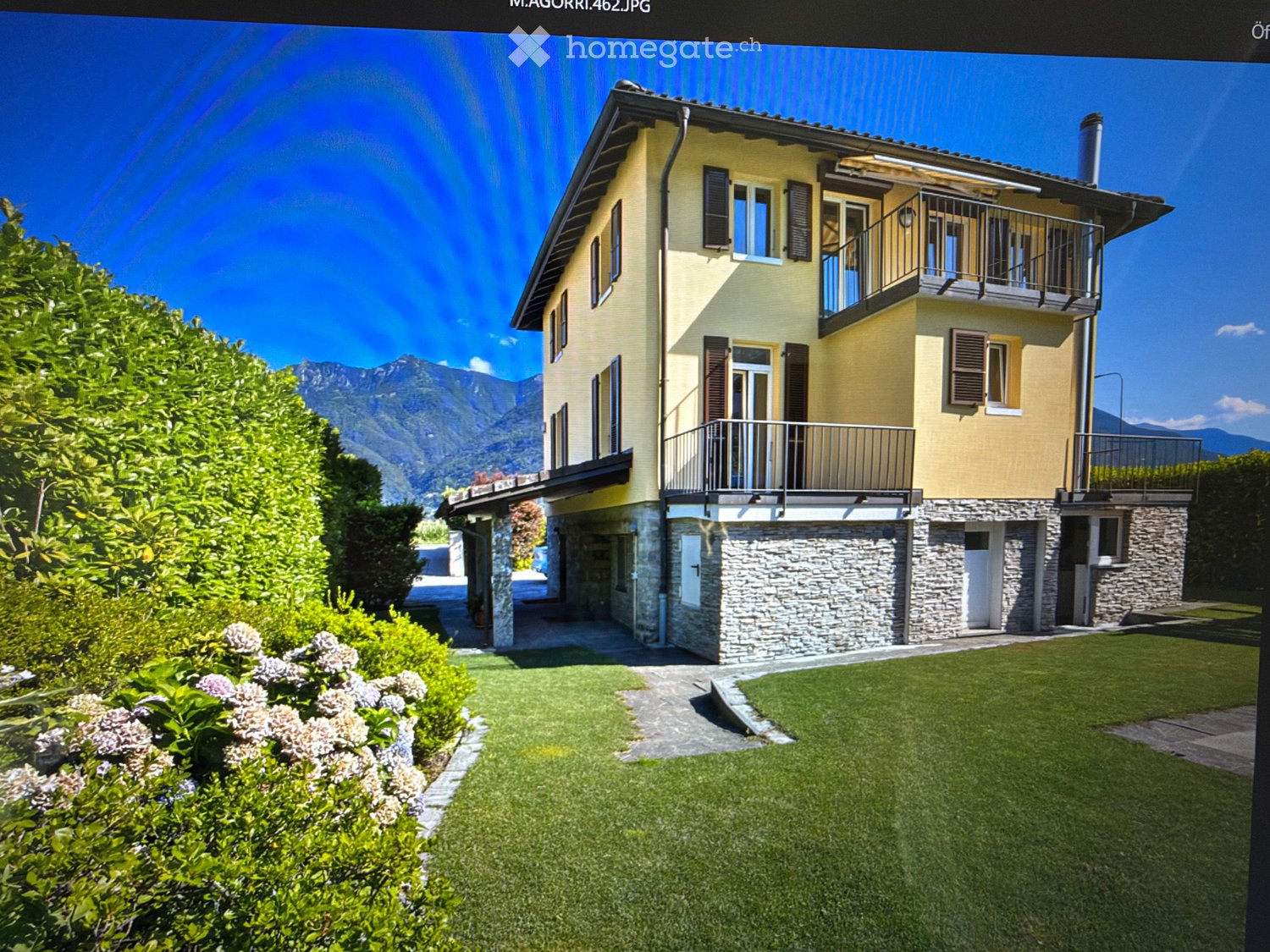 4-Zimmer-Einfamilienhaus
Zu vermieten in Contone ab dem 1. Dezember
In perfektem Zustand, wie neu, Klimaanlage, Grottino mit Küche, geräumige Garage, Garten mit Pool und Pool House, Foto 4 von 5