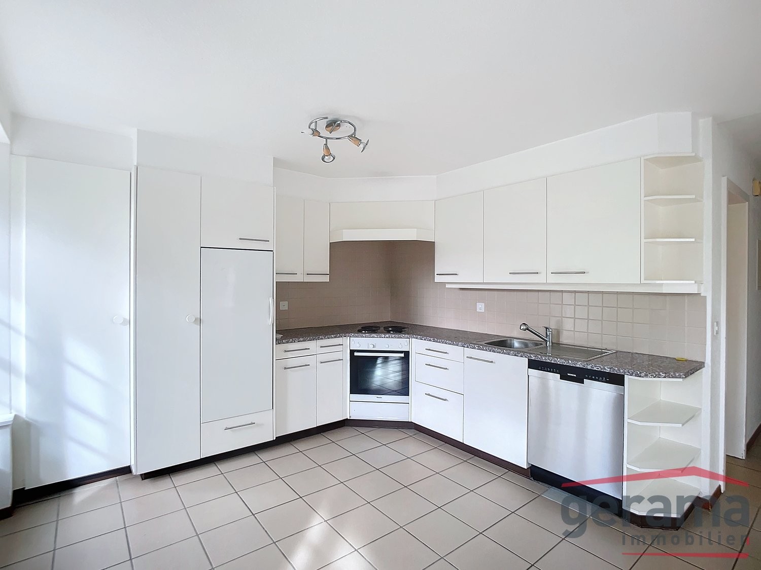 Appartamento di 5 ½ locali","description":"L'edificio si trova nel centro del villaggio in Route de Fribourg 16.   
  
Nell'appartamento troverete:   
Atrio con armadi a muro   
Una cucina attrezzata aperta con lavastoviglie   
Soggiorno con rivestimento in piastrelle   
4 camere, rivestimento in pa