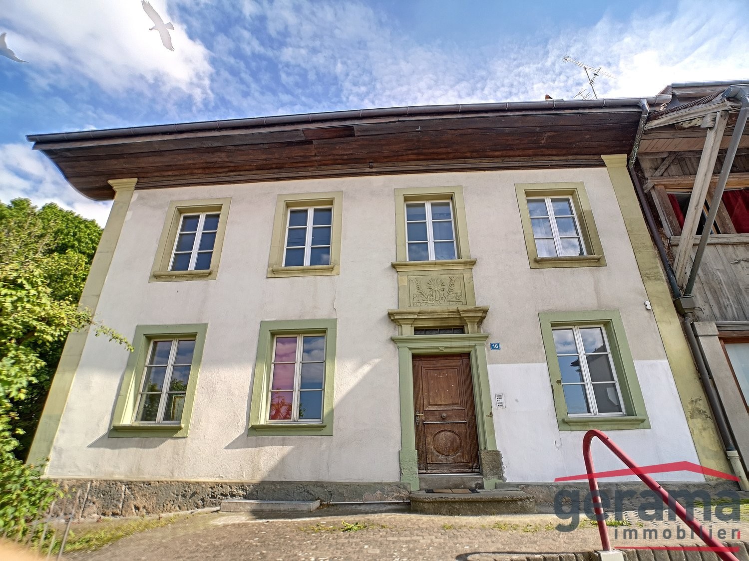 Appartamento di 5 ½ locali","description":"L'edificio si trova nel centro del villaggio in Route de Fribourg 16.   
  
Nell'appartamento troverete:   
Atrio con armadi a muro   
Una cucina attrezzata aperta con lavastoviglie   
Soggiorno con rivestimento in piastrelle   
4 camere, rivestimento in pa