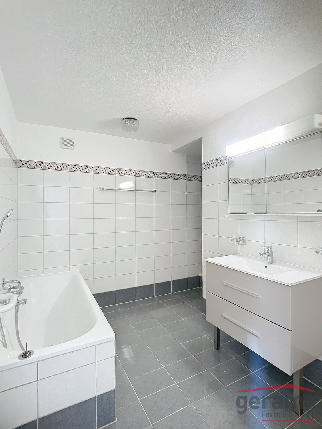 Appartamento di 5 ½ locali","description":"L'edificio si trova nel centro del villaggio in Route de Fribourg 16.   
  
Nell'appartamento troverete:   
Atrio con armadi a muro   
Una cucina attrezzata aperta con lavastoviglie   
Soggiorno con rivestimento in piastrelle   
4 camere, rivestimento in pa