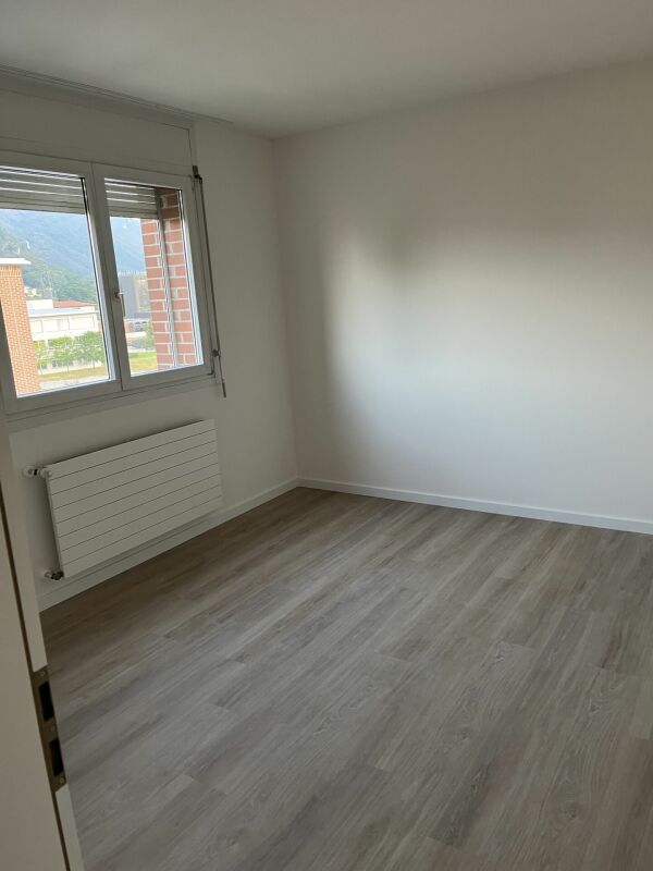 3-Zimmer-Wohnung
Ger furnished Wohnung in der Nähe des Bahnhofs
Große, komplett renovierte Wohnung, bestehend aus:
- Eingang mit Einbauschrank,
- Wohnzimmer mit Balkon,
- separate Küche,
- Schlafbereich mit 2 Schlafzimmern,
- Badezimmer mit Fenster,
- WC-Raum
- Keller
Möglichkeit, Aussenparkplät, Foto 6 von 10