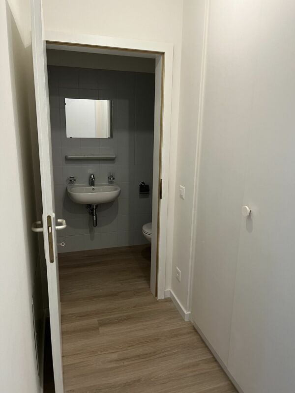 3-Zimmer-Wohnung
Ger furnished Wohnung in der Nähe des Bahnhofs
Große, komplett renovierte Wohnung, bestehend aus:
- Eingang mit Einbauschrank,
- Wohnzimmer mit Balkon,
- separate Küche,
- Schlafbereich mit 2 Schlafzimmern,
- Badezimmer mit Fenster,
- WC-Raum
- Keller
Möglichkeit, Aussenparkplät, Foto 8 von 10