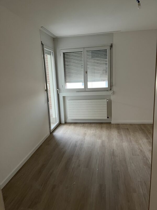 3-Zimmer-Wohnung
Ger furnished Wohnung in der Nähe des Bahnhofs
Große, komplett renovierte Wohnung, bestehend aus:
- Eingang mit Einbauschrank,
- Wohnzimmer mit Balkon,
- separate Küche,
- Schlafbereich mit 2 Schlafzimmern,
- Badezimmer mit Fenster,
- WC-Raum
- Keller
Möglichkeit, Aussenparkplät, Foto 7 von 10