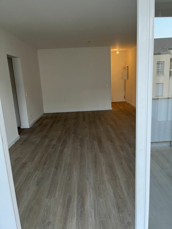 3-Zimmer-Wohnung
Ger furnished Wohnung in der Nähe des Bahnhofs
Große, komplett renovierte Wohnung, bestehend aus:
- Eingang mit Einbauschrank,
- Wohnzimmer mit Balkon,
- separate Küche,
- Schlafbereich mit 2 Schlafzimmern,
- Badezimmer mit Fenster,
- WC-Raum
- Keller
Möglichkeit, Aussenparkplät, Foto 5 von 10