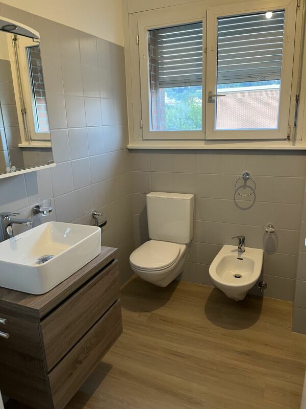 3-Zimmer-Wohnung
Ger furnished Wohnung in der Nähe des Bahnhofs
Große, komplett renovierte Wohnung, bestehend aus:
- Eingang mit Einbauschrank,
- Wohnzimmer mit Balkon,
- separate Küche,
- Schlafbereich mit 2 Schlafzimmern,
- Badezimmer mit Fenster,
- WC-Raum
- Keller
Möglichkeit, Aussenparkplät, Foto 9 von 10