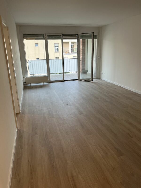 3-Zimmer-Wohnung
Ger furnished Wohnung in der Nähe des Bahnhofs
Große, komplett renovierte Wohnung, bestehend aus:
- Eingang mit Einbauschrank,
- Wohnzimmer mit Balkon,
- separate Küche,
- Schlafbereich mit 2 Schlafzimmern,
- Badezimmer mit Fenster,
- WC-Raum
- Keller
Möglichkeit, Aussenparkplät, Foto 3 von 10