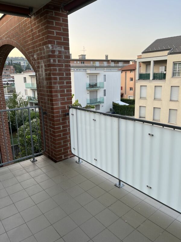 3-Zimmer-Wohnung
Ger furnished Wohnung in der Nähe des Bahnhofs
Große, komplett renovierte Wohnung, bestehend aus:
- Eingang mit Einbauschrank,
- Wohnzimmer mit Balkon,
- separate Küche,
- Schlafbereich mit 2 Schlafzimmern,
- Badezimmer mit Fenster,
- WC-Raum
- Keller
Möglichkeit, Aussenparkplät, Foto 4 von 10