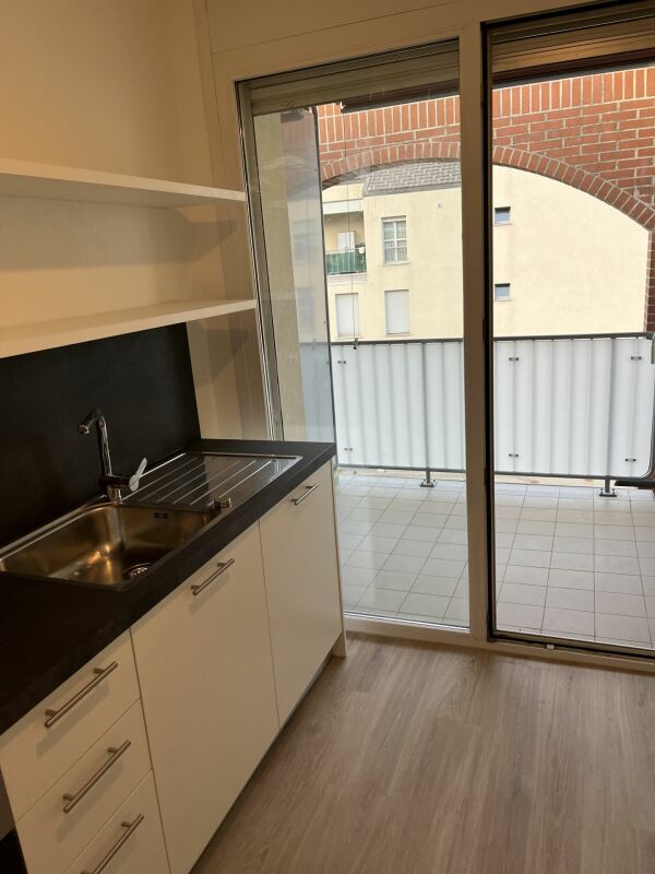 3-Zimmer-Wohnung
Ger furnished Wohnung in der Nähe des Bahnhofs
Große, komplett renovierte Wohnung, bestehend aus:
- Eingang mit Einbauschrank,
- Wohnzimmer mit Balkon,
- separate Küche,
- Schlafbereich mit 2 Schlafzimmern,
- Badezimmer mit Fenster,
- WC-Raum
- Keller
Möglichkeit, Aussenparkplät, Foto 2 von 10