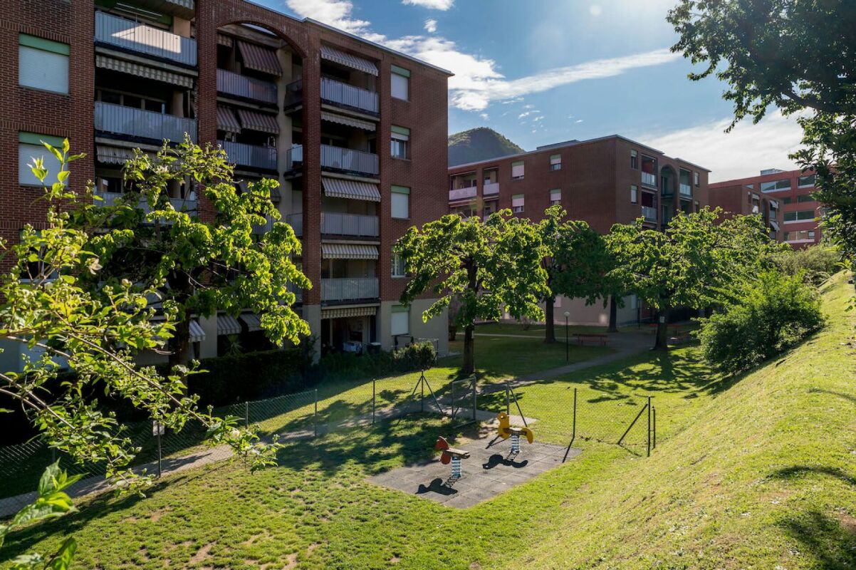 3-Zimmer-Wohnung
Ger furnished Wohnung in der Nähe des Bahnhofs
Große, komplett renovierte Wohnung, bestehend aus:
- Eingang mit Einbauschrank,
- Wohnzimmer mit Balkon,
- separate Küche,
- Schlafbereich mit 2 Schlafzimmern,
- Badezimmer mit Fenster,
- WC-Raum
- Keller
Möglichkeit, Aussenparkplät, Foto 10 von 10