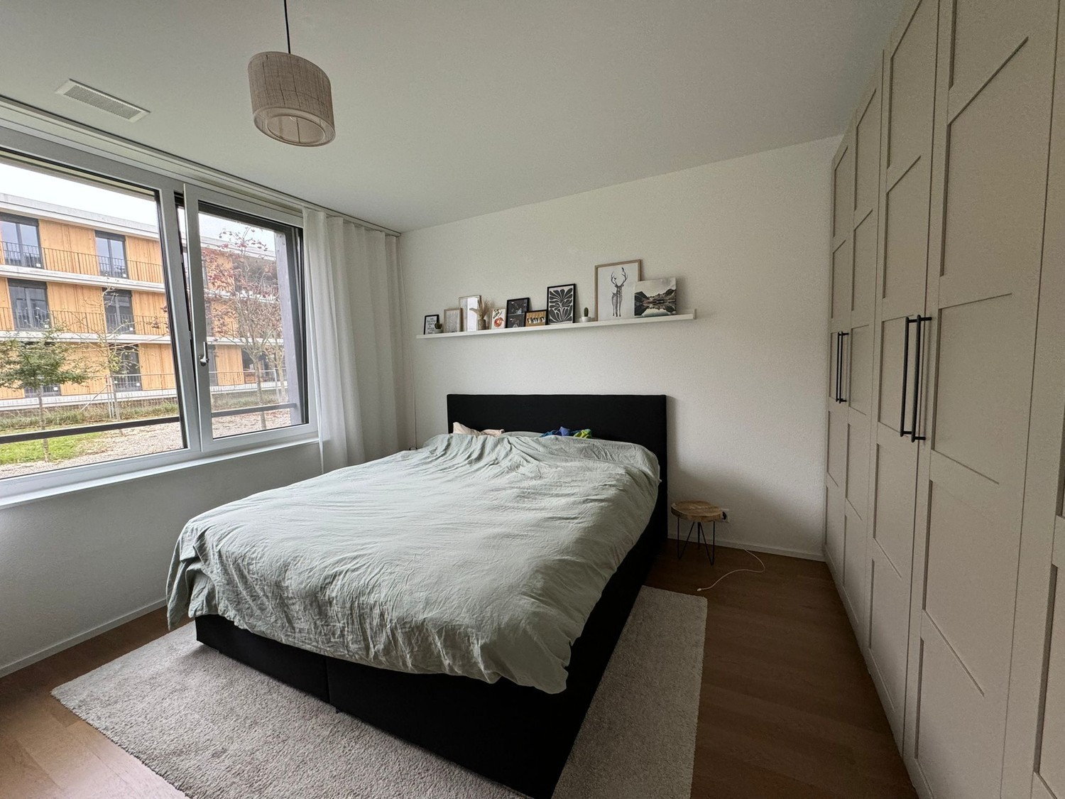 Appartement de 2 ½ pièces

Équipement moderne, grande terrasse couverte donnant sur la cour intérieure, grande baie vitrée dans le salon avec vue sur un espace vert.
