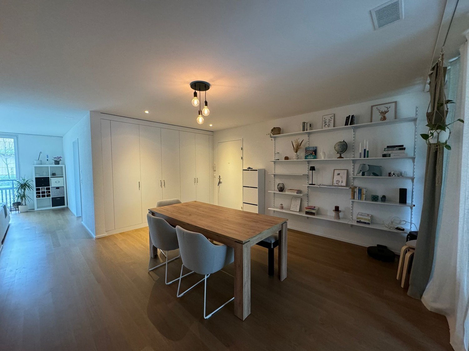 Appartement de 2 ½ pièces

Équipement moderne, grande terrasse couverte donnant sur la cour intérieure, grande baie vitrée dans le salon avec vue sur un espace vert.