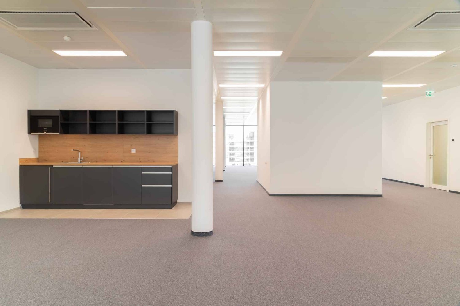 708m² Büro, Foto 2 von 10