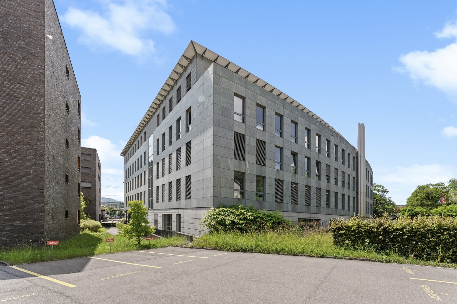 403m² office