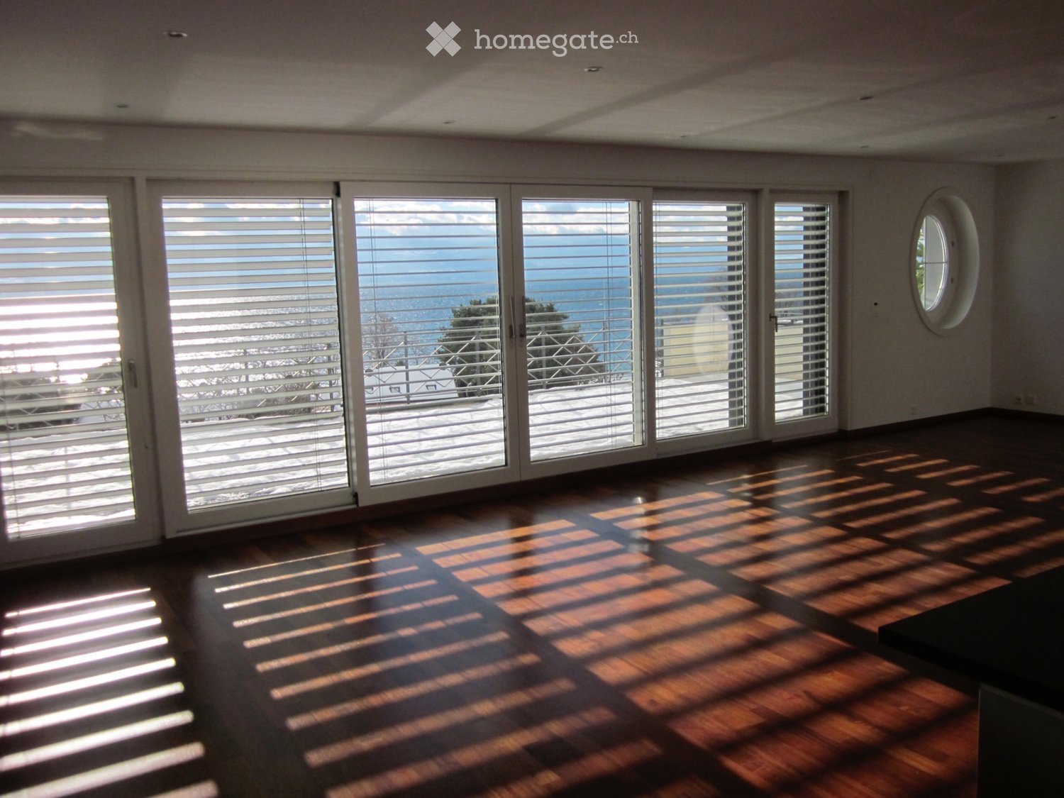 2 ½ Zimmer-Wohnung mit privatem Garten und atemberaubender Aussicht auf den See und die Alpen.

Gelegen in einer privilegierten Umgebung in Buchillon, profitiert diese elegante 2,5-Zimmer-Wohnung von einer idealen Lage, in unmittelbarer Nähe zu Autobahnanschlüssen, dem Bahnhof, Geschäften und Schule