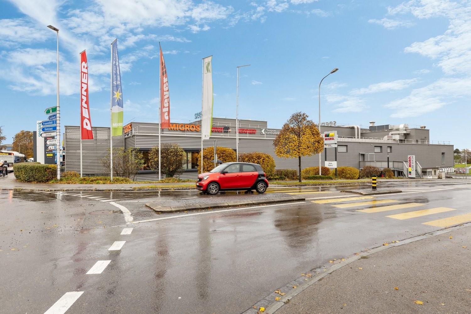 659m² shop, photo 1 of 9