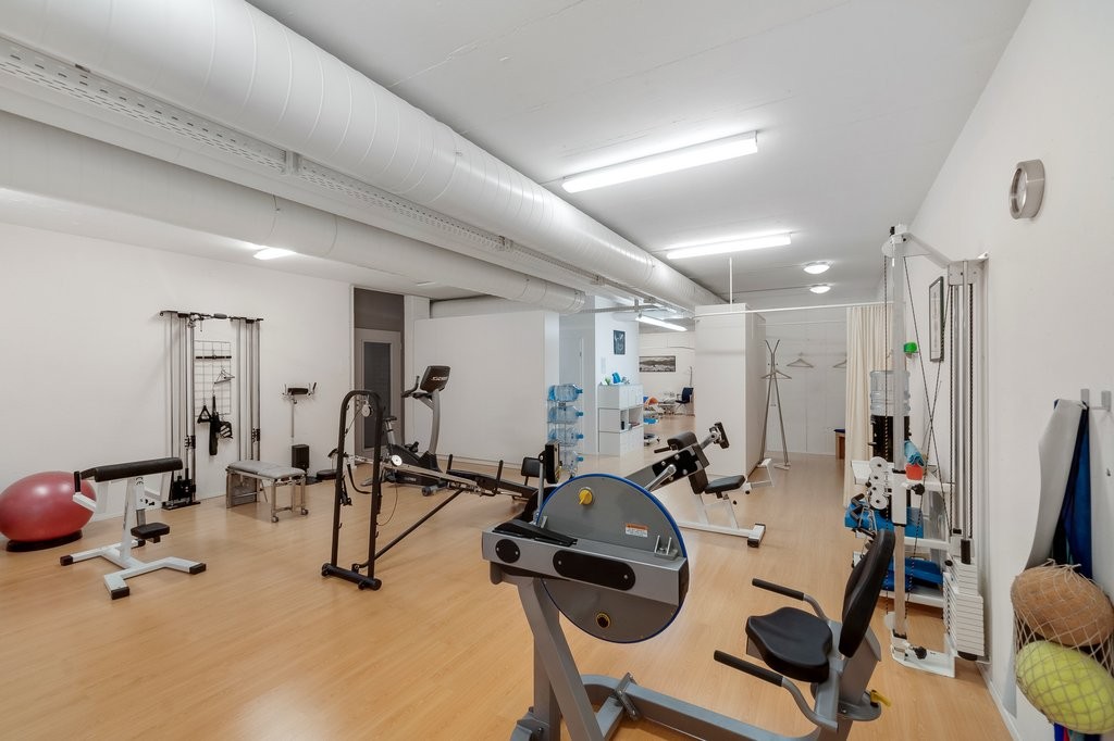 120m² storage room