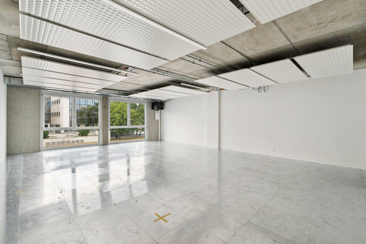 83m² workshop